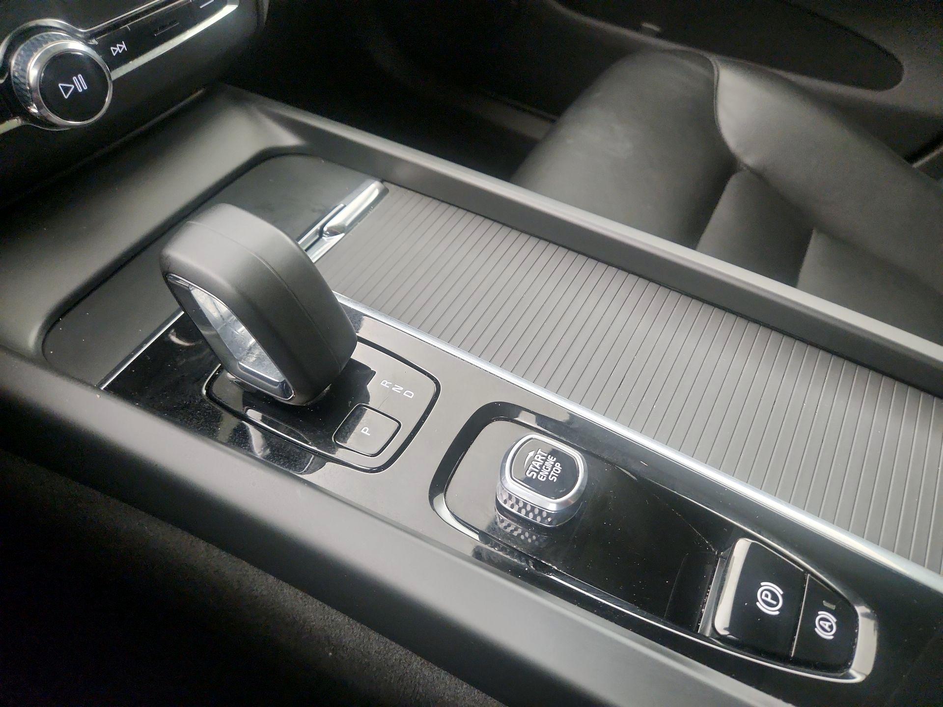 Thumbnail: 2025 Volvo XC60 - 17