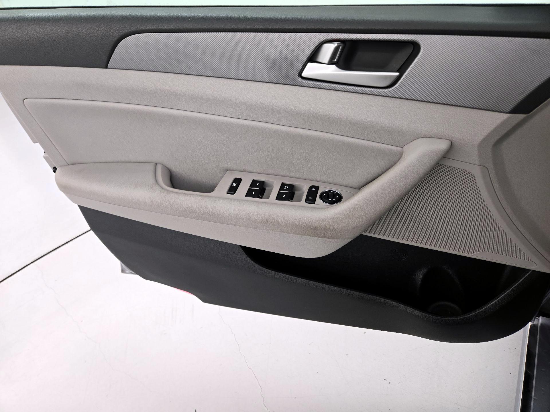 Thumbnail: 2016 Hyundai Sonata - 12