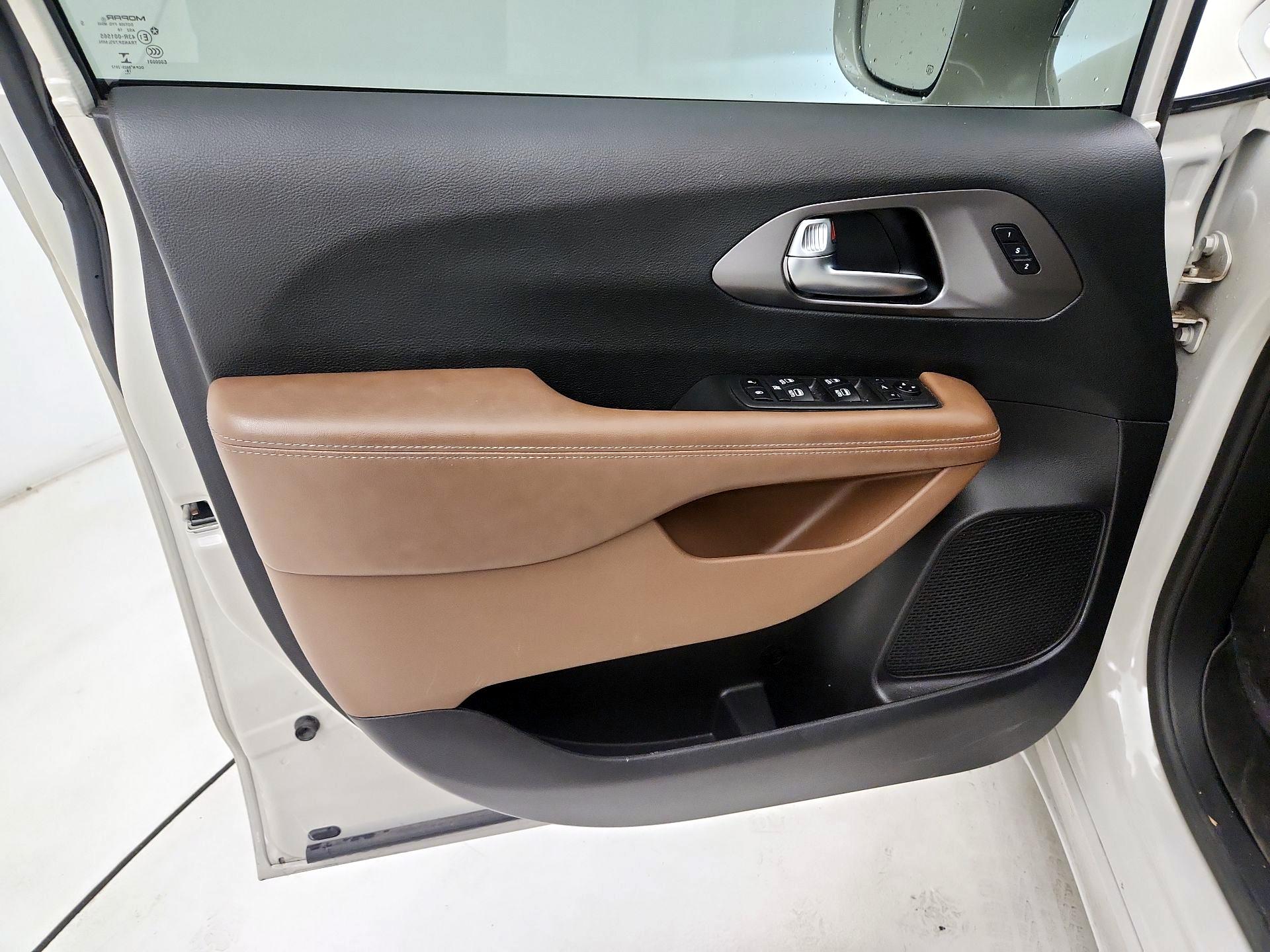 Thumbnail: 2019 Chrysler Pacifica - 12