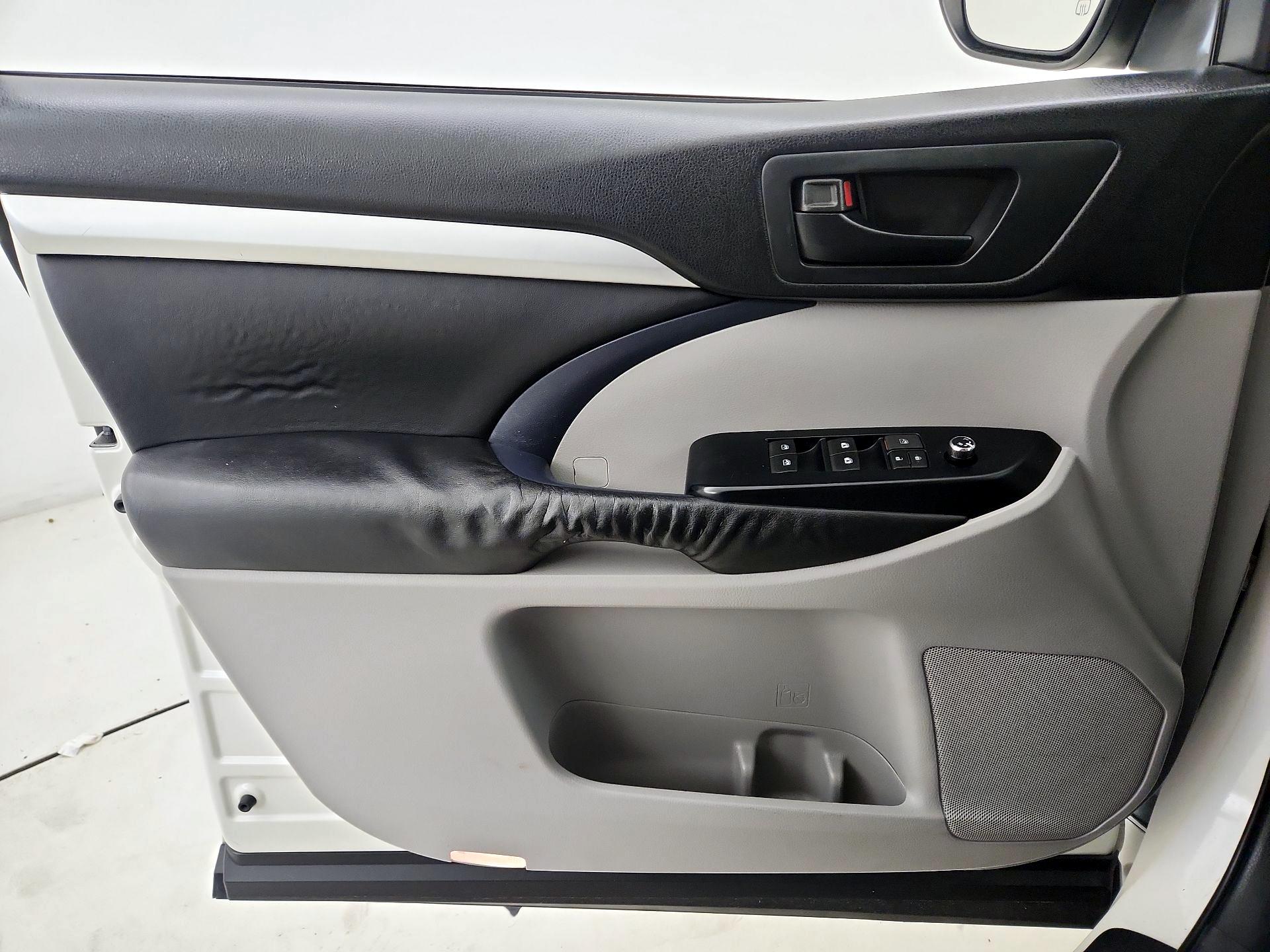 Thumbnail: 2015 Toyota Highlander - 12
