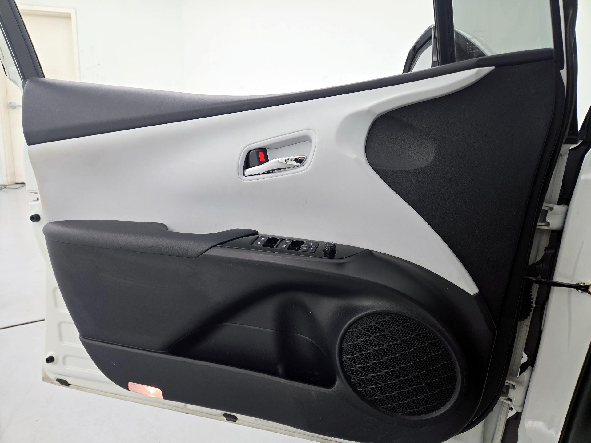 Thumbnail: 2017 Toyota Prius - 12