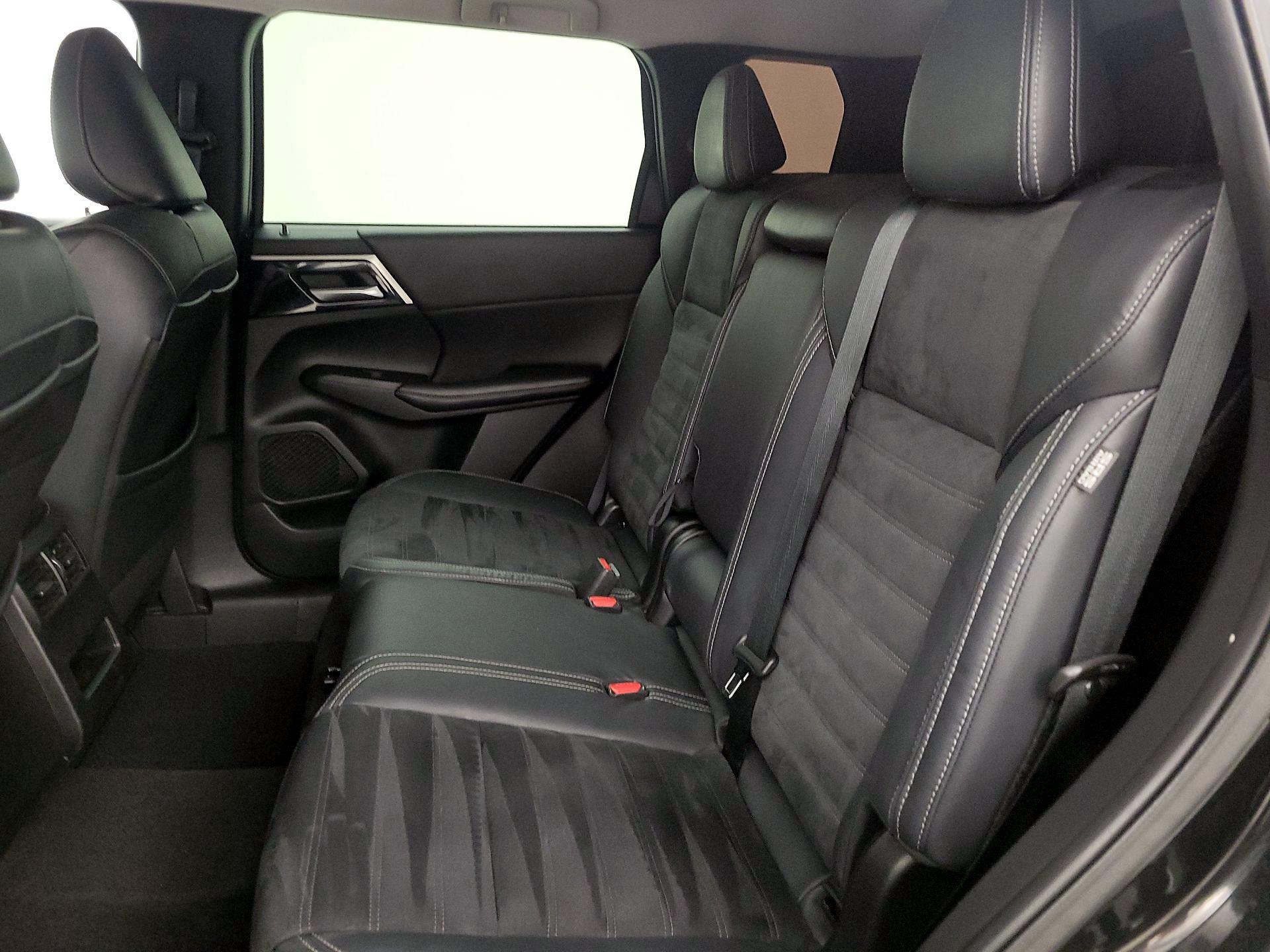 Thumbnail: 2022 Mitsubishi Outlander - 19