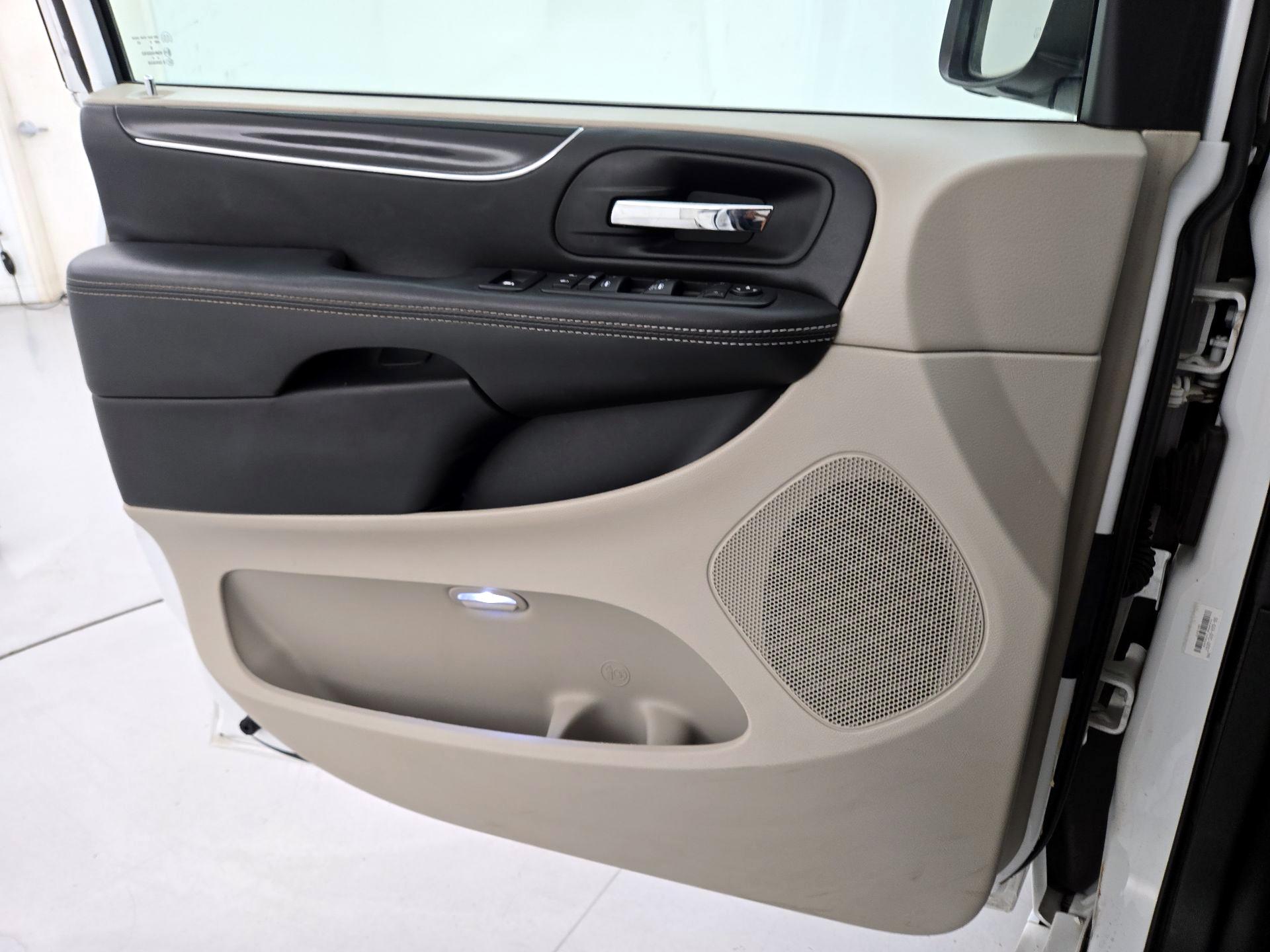 Thumbnail: 2017 Dodge Grand Caravan - 12