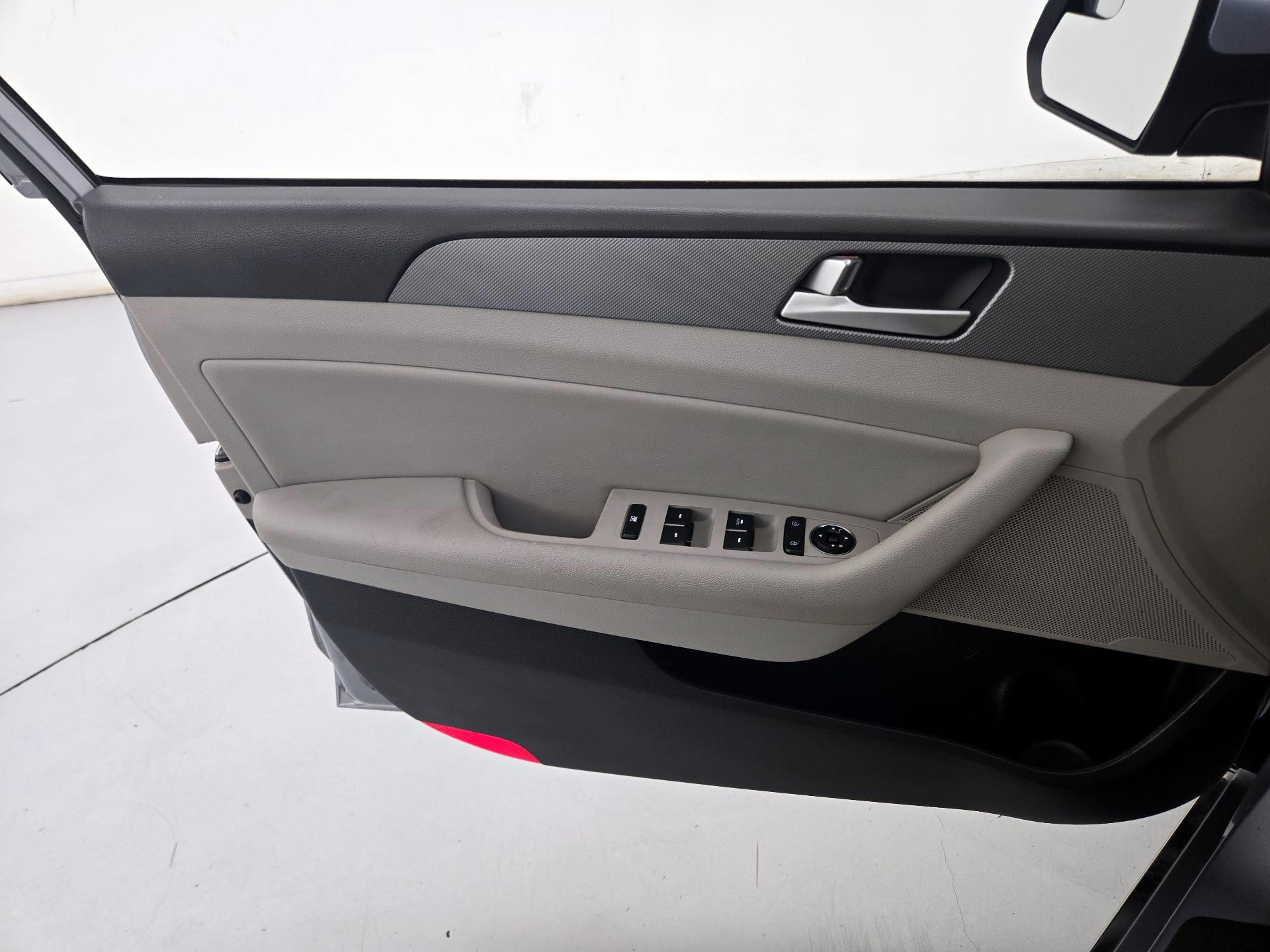 Thumbnail: 2016 Hyundai Sonata - 12