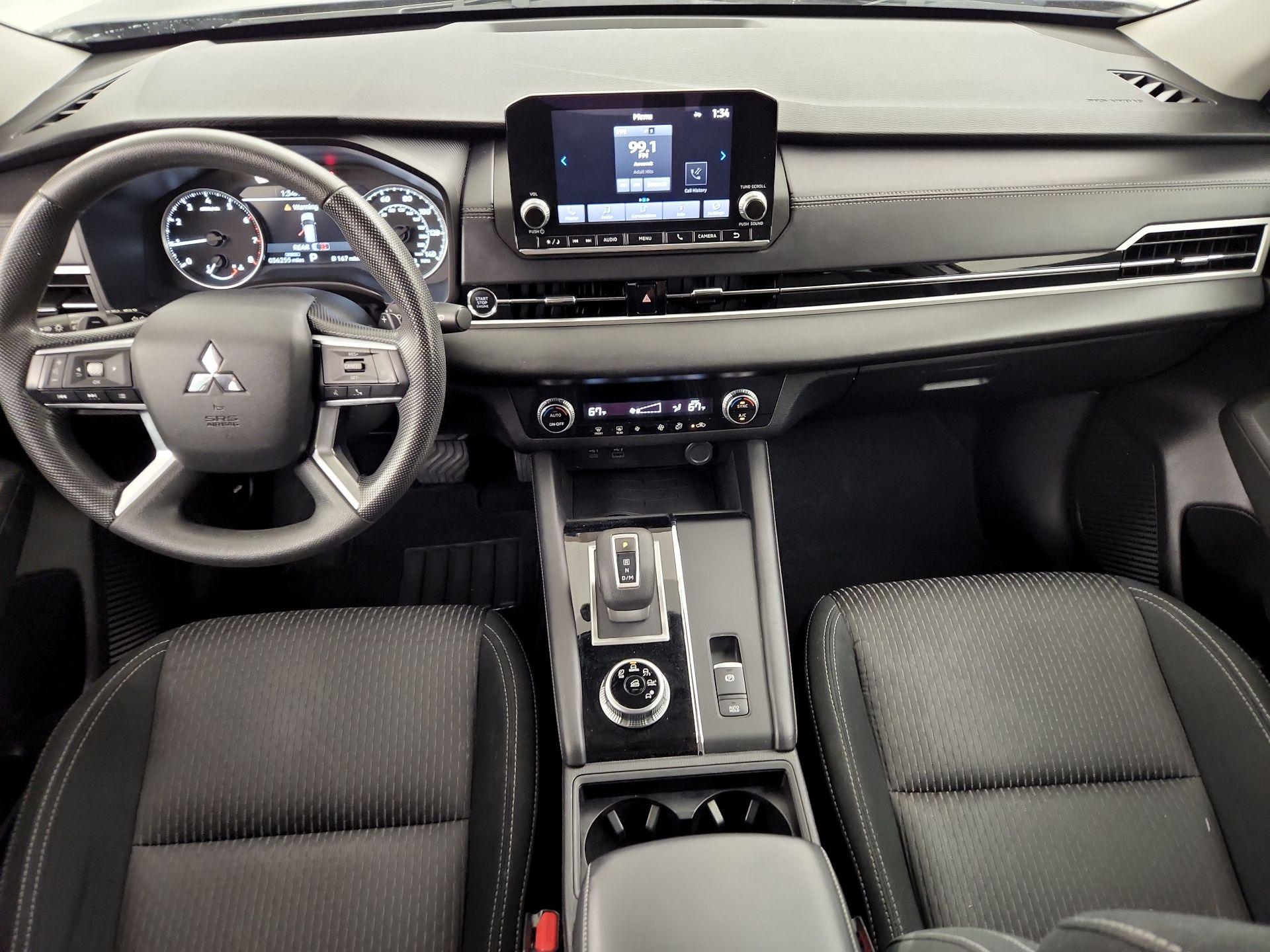 Thumbnail: 2023 Mitsubishi Outlander - 9