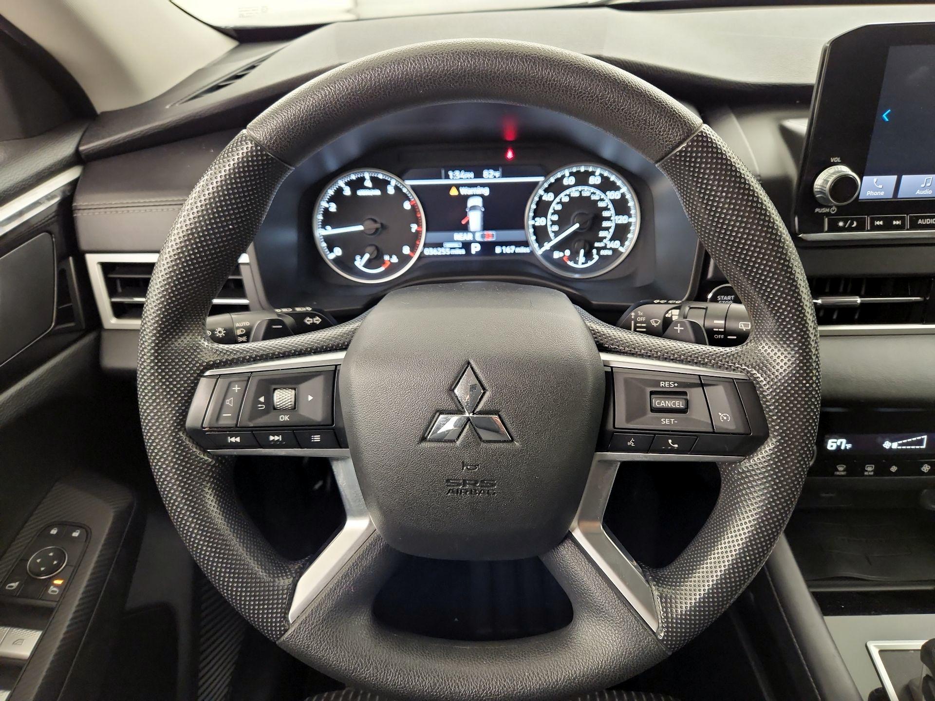 Thumbnail: 2023 Mitsubishi Outlander - 10