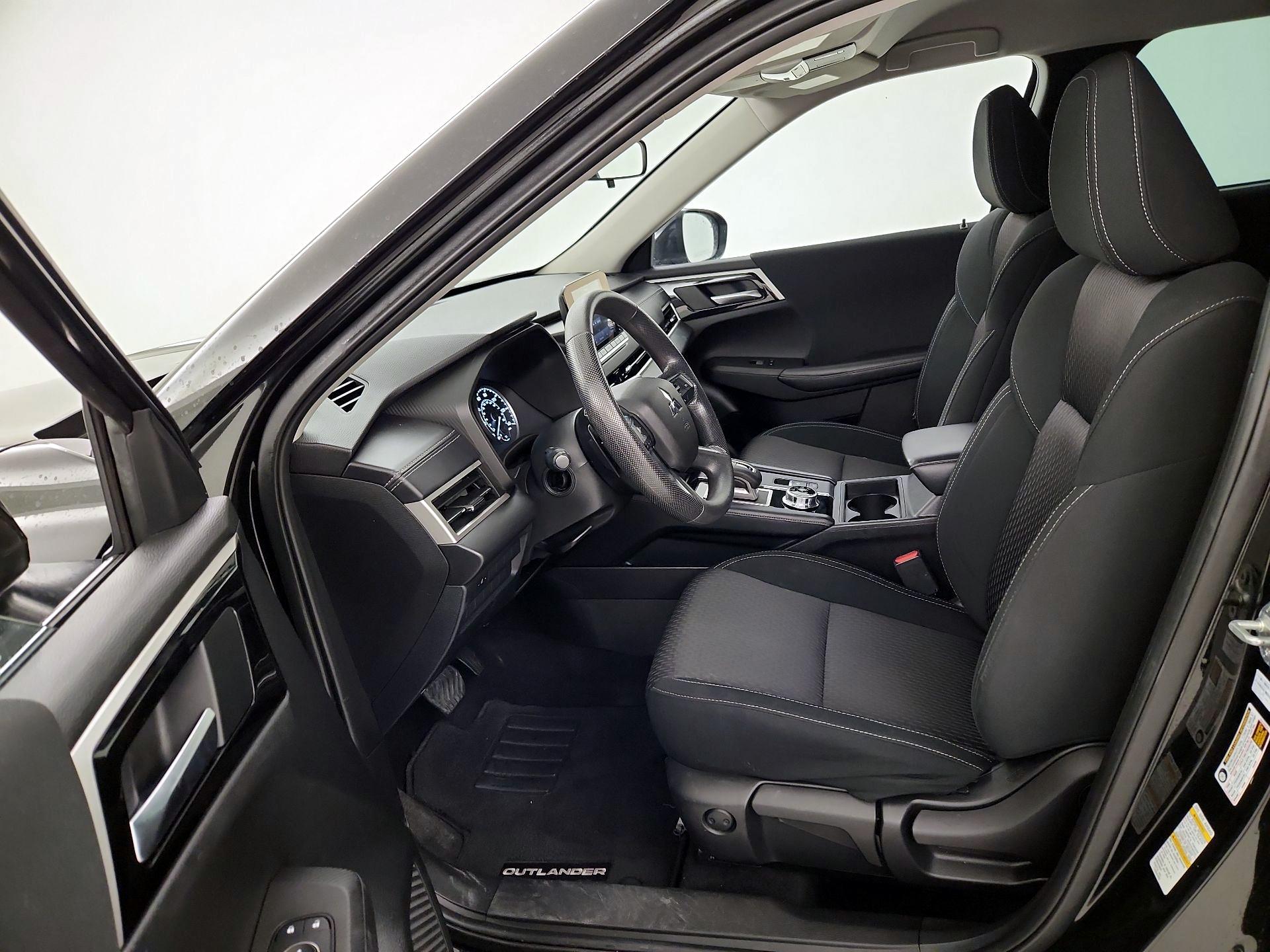 Thumbnail: 2023 Mitsubishi Outlander - 11