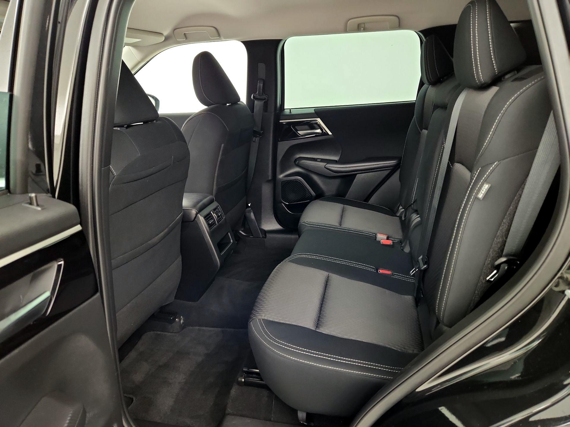 Thumbnail: 2023 Mitsubishi Outlander - 19