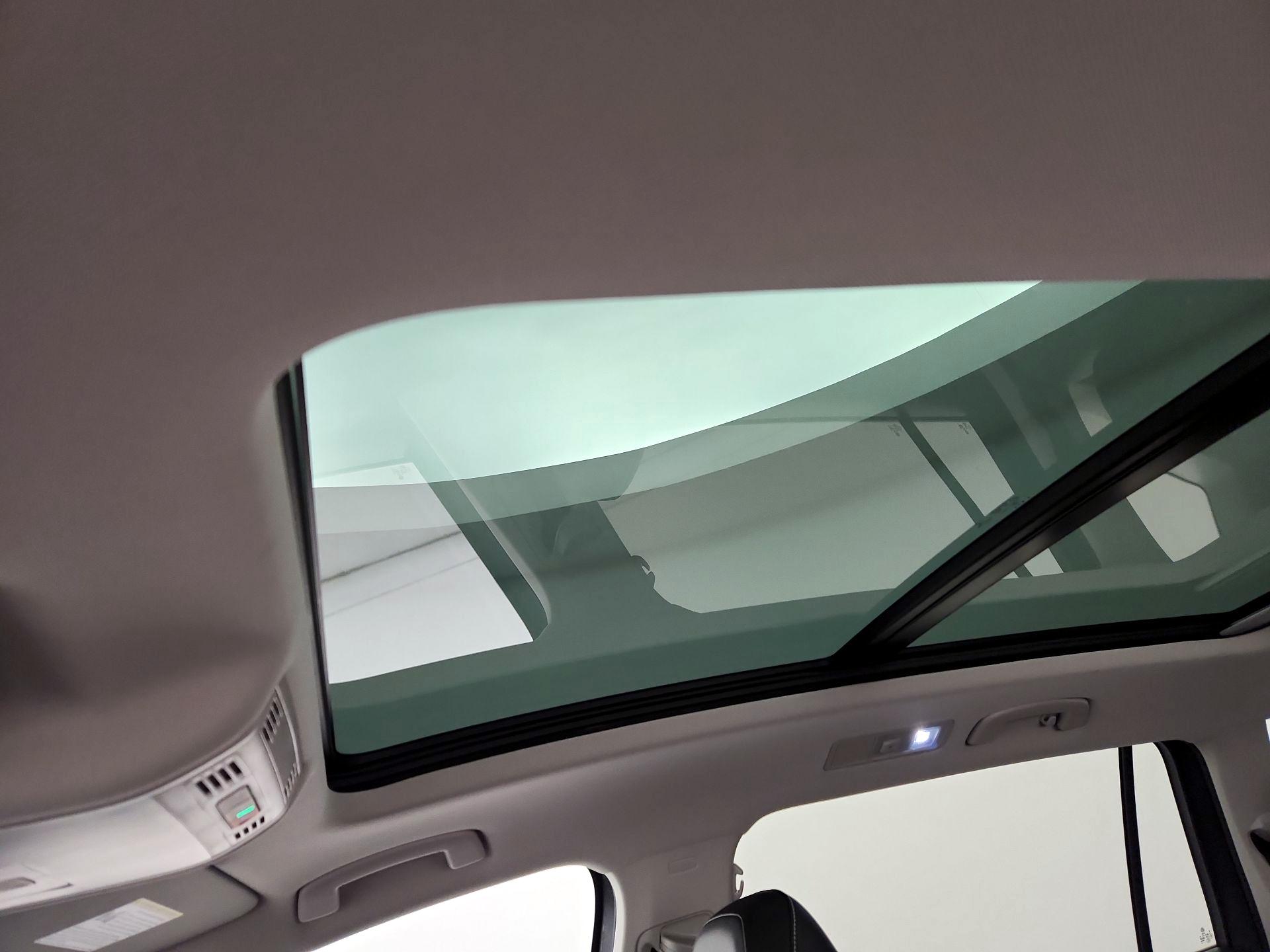 Thumbnail: 2022 Volkswagen Tiguan - 19