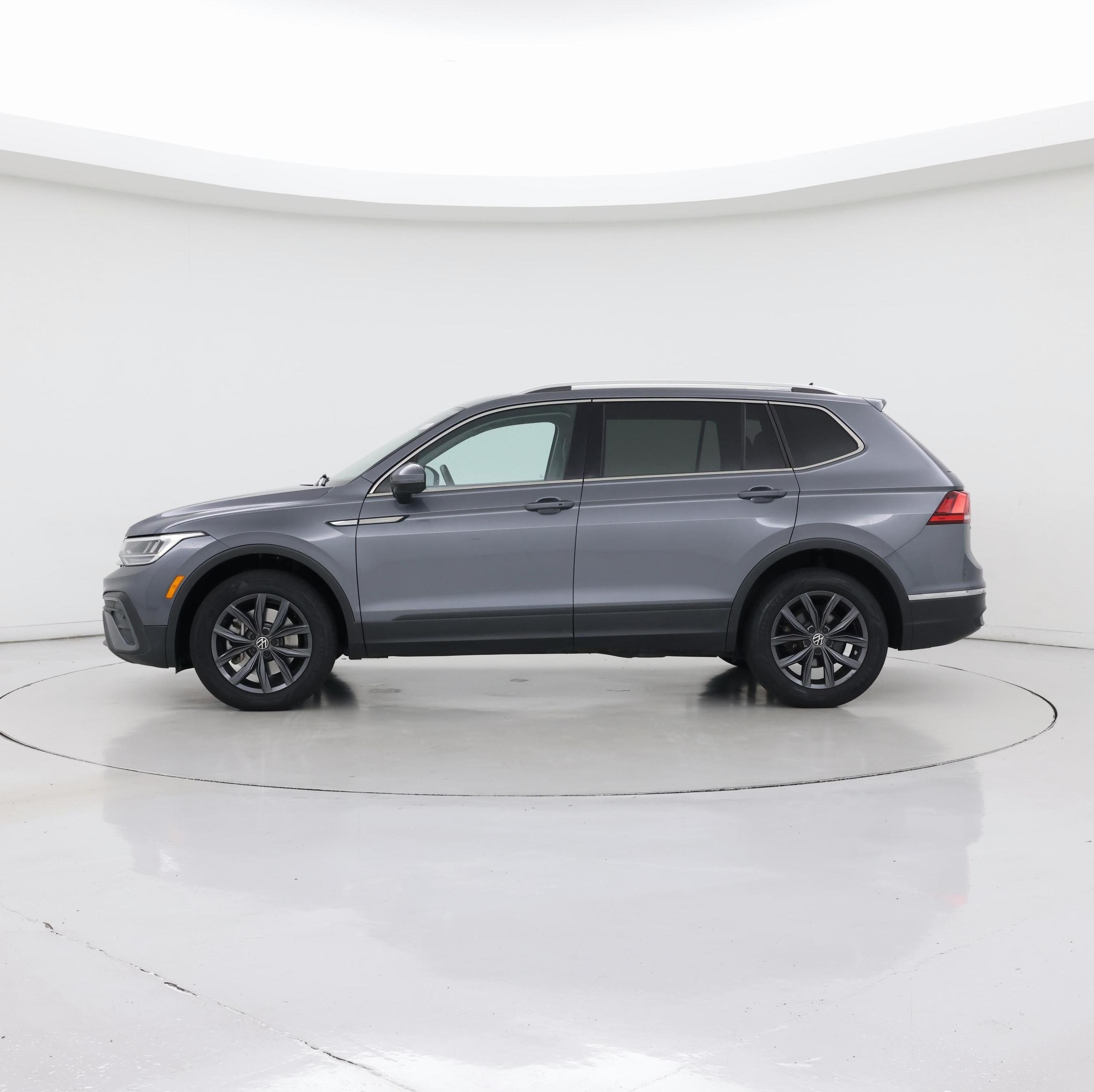 Thumbnail: 2022 Volkswagen Tiguan - 3