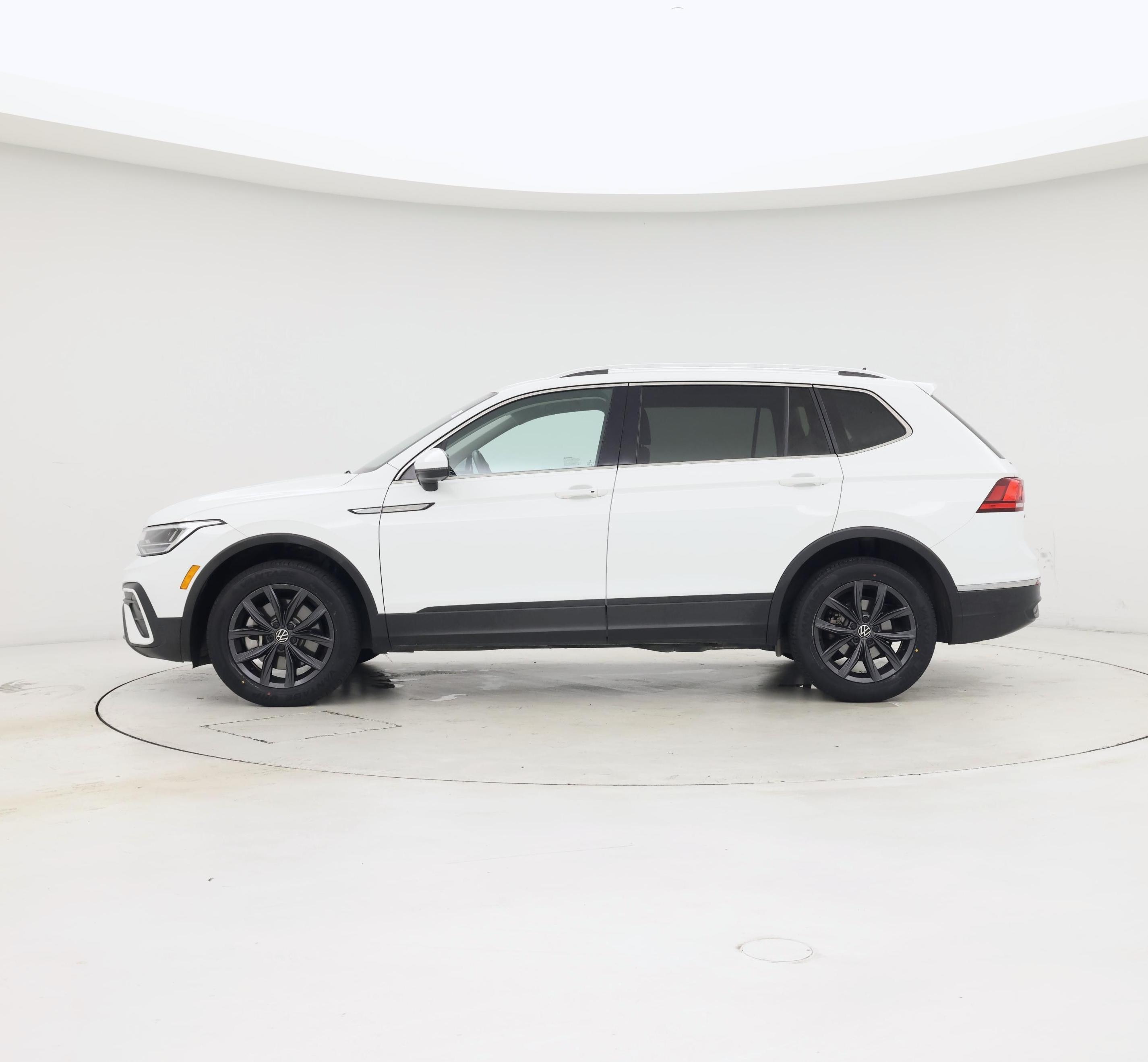 Thumbnail: 2024 Volkswagen Tiguan - 3