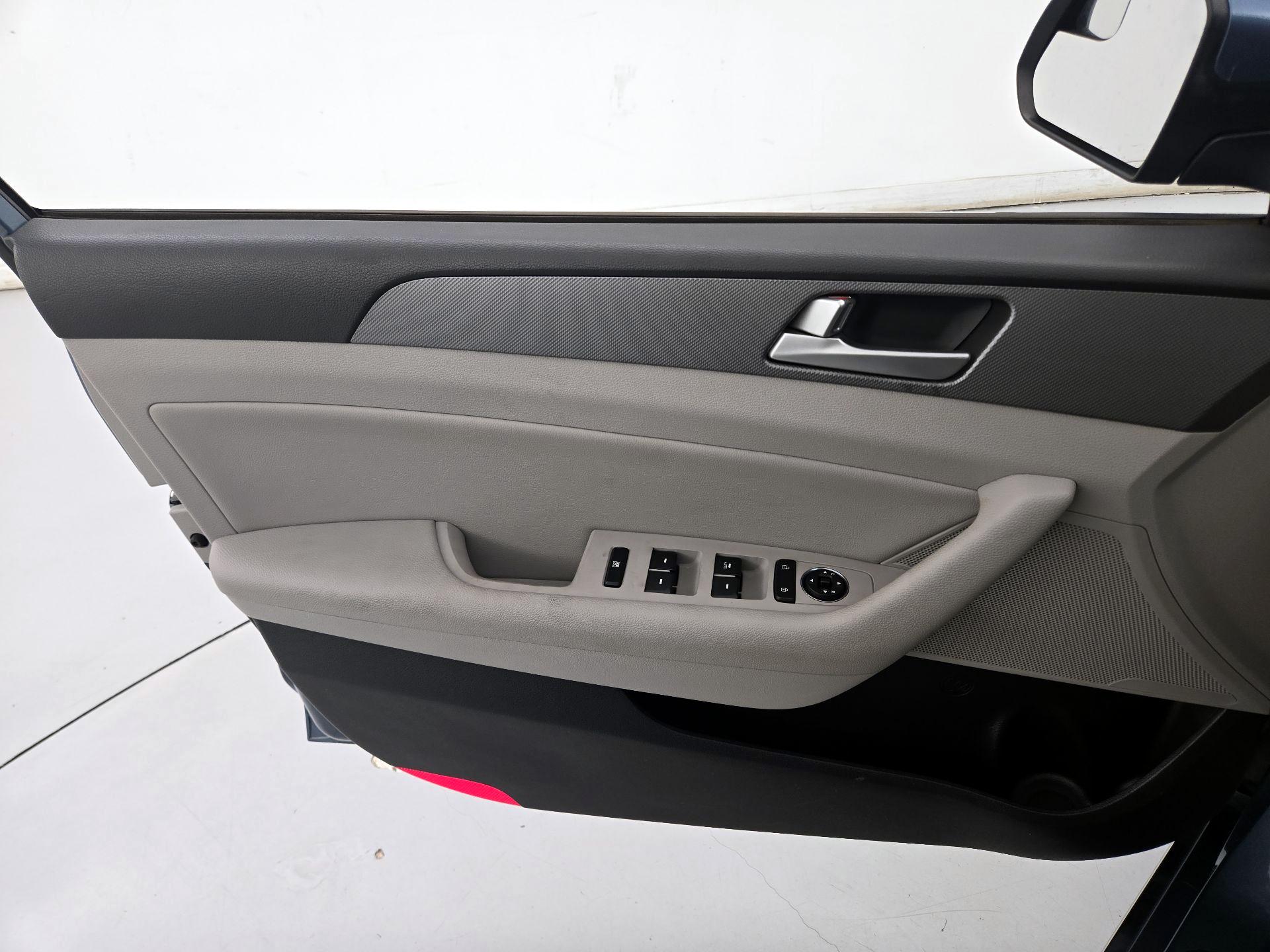 Thumbnail: 2016 Hyundai Sonata - 12