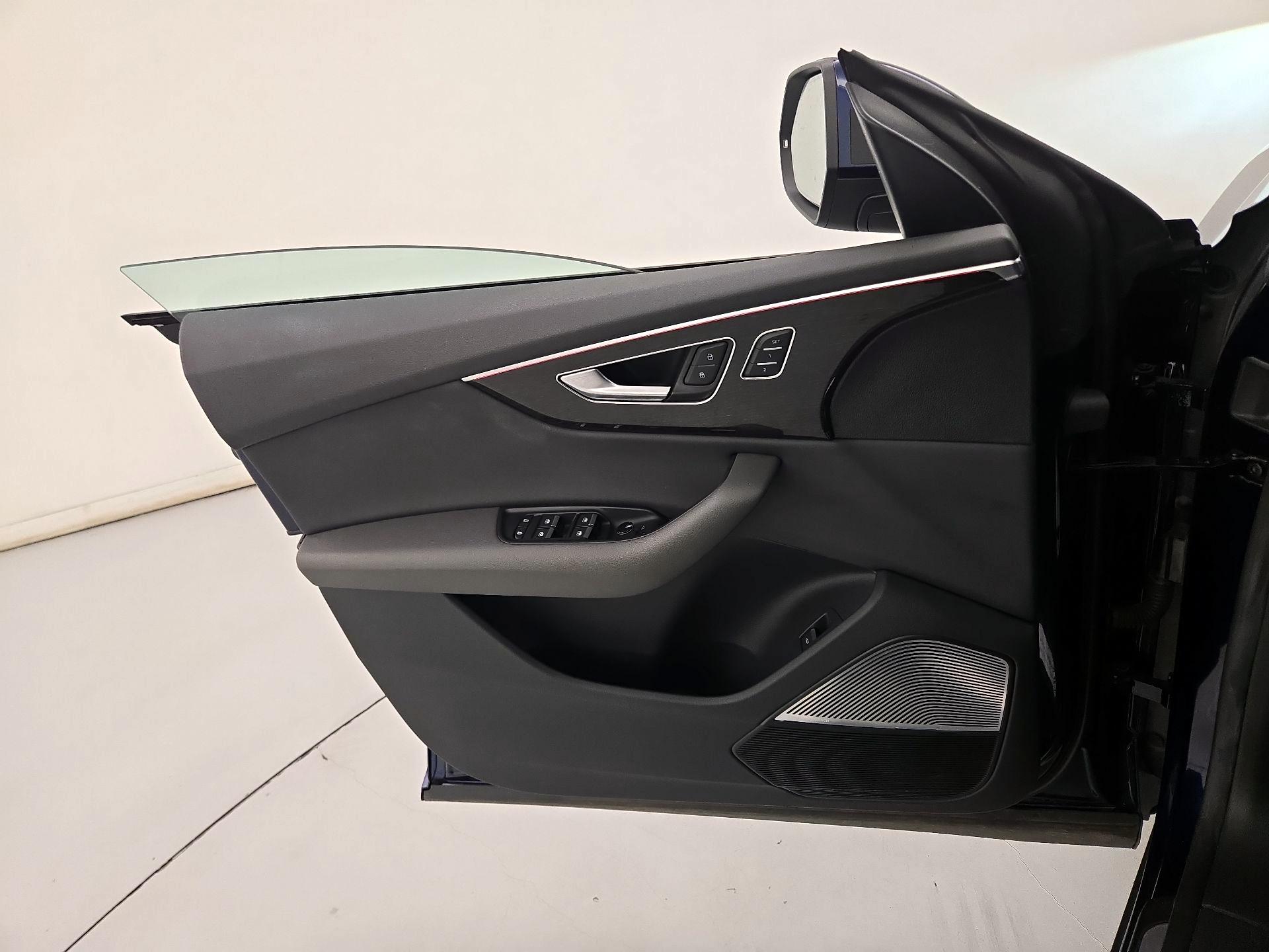 Thumbnail: 2019 Audi Q8 - 12