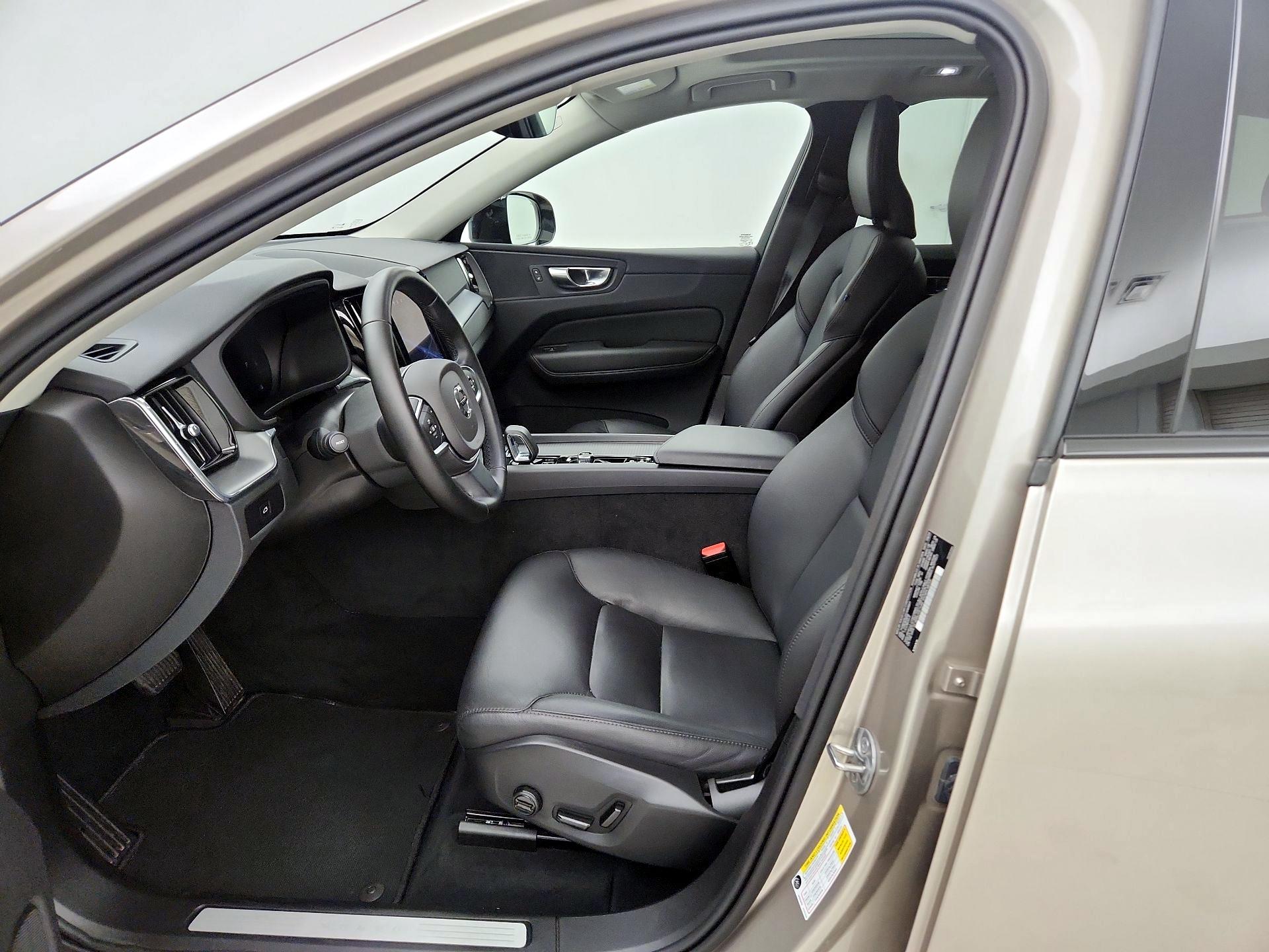 Thumbnail: 2025 Volvo XC60 - 11