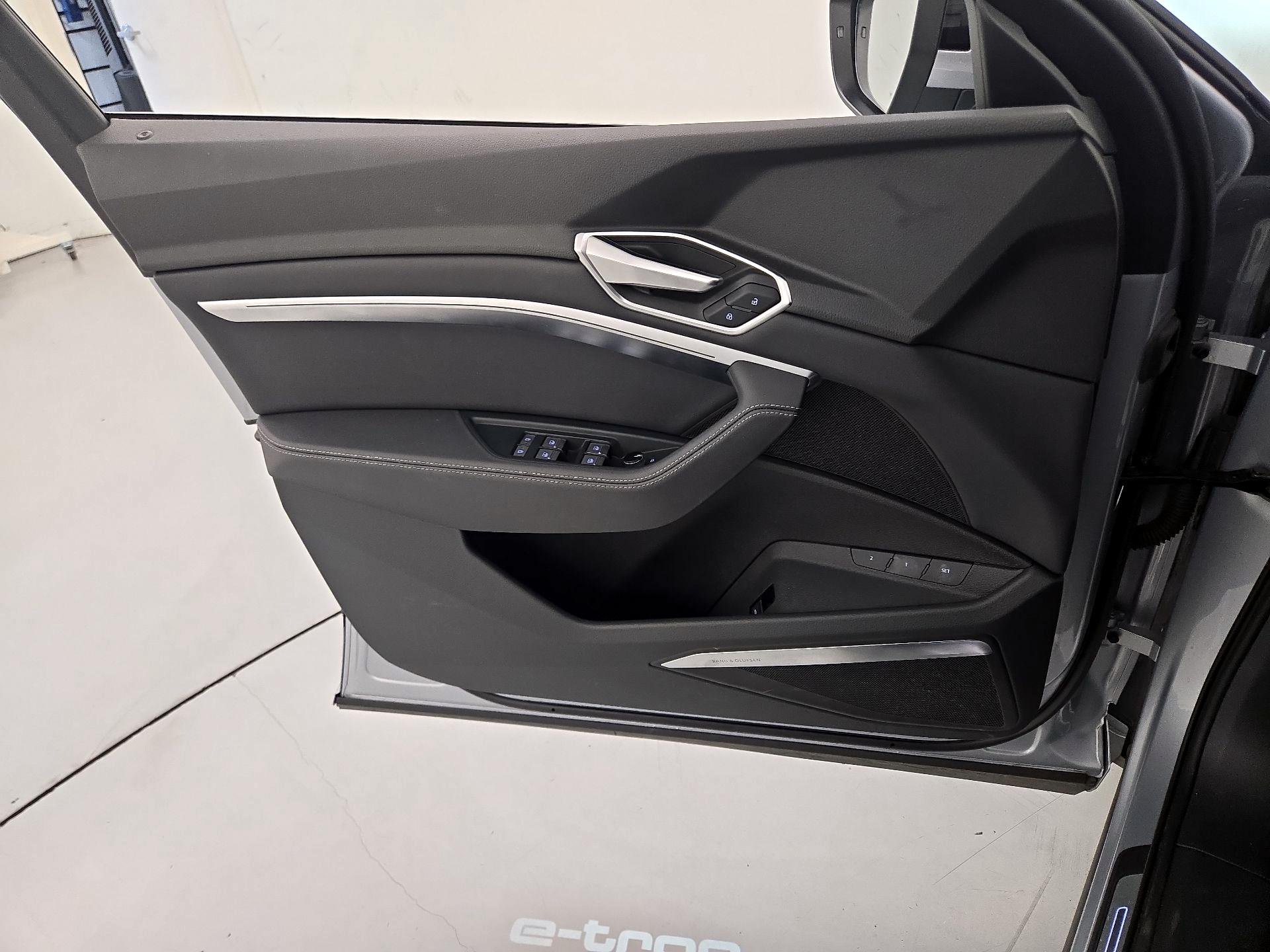 Thumbnail: 2023 Audi e-tron S - 12