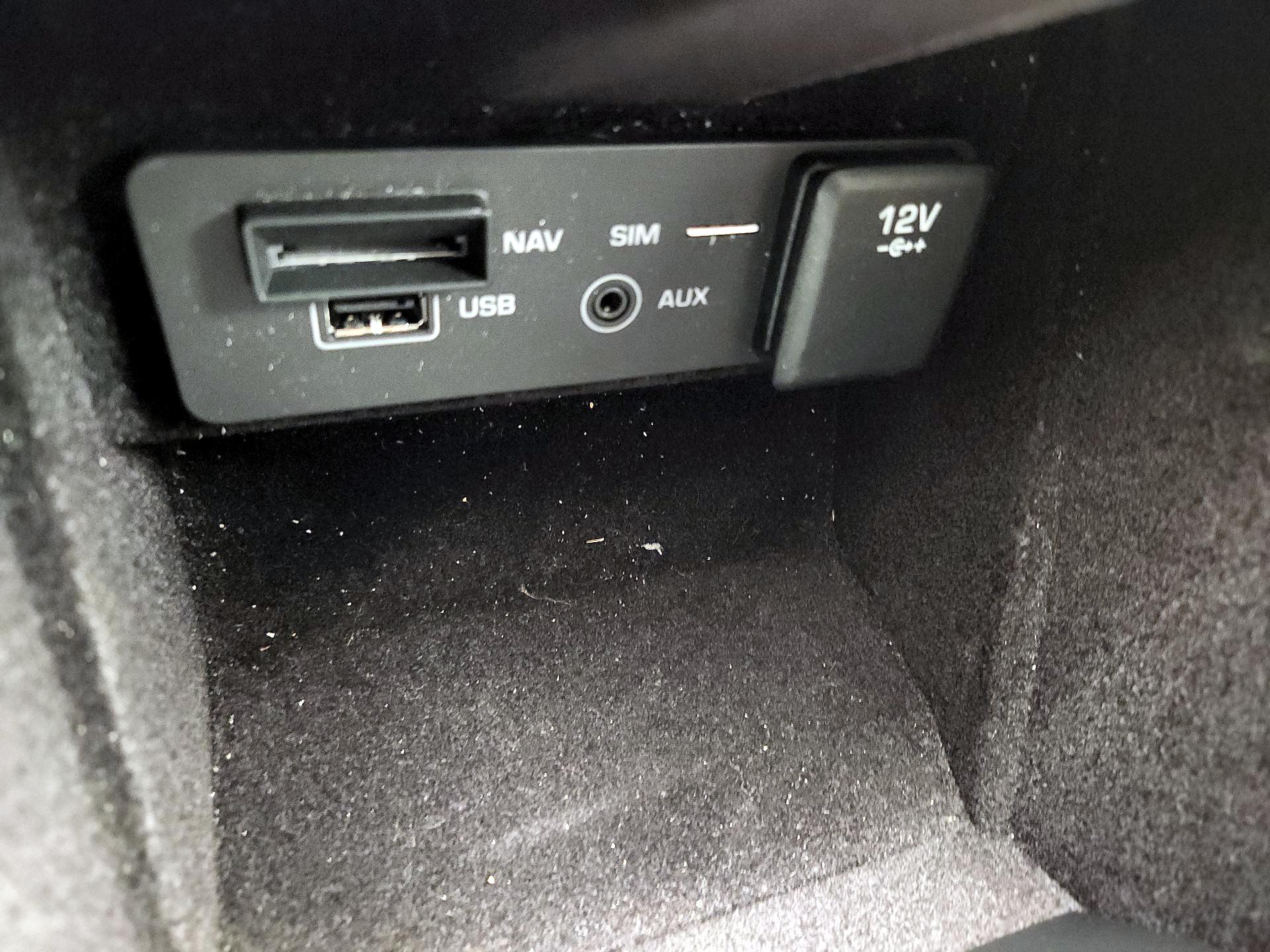 Thumbnail: 2018 Land Rover Discovery Sport - 18