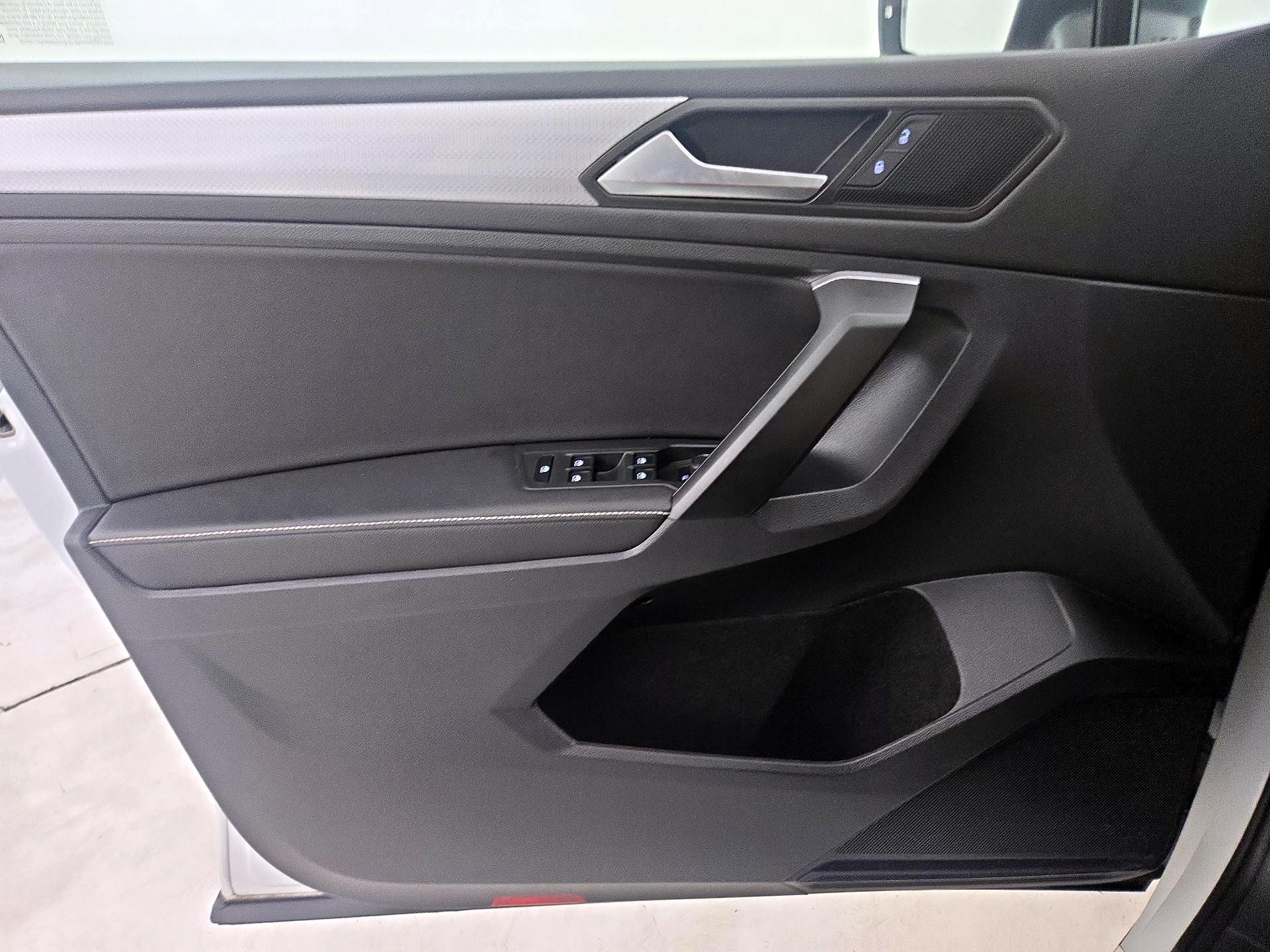 Thumbnail: 2023 Volkswagen Tiguan - 12