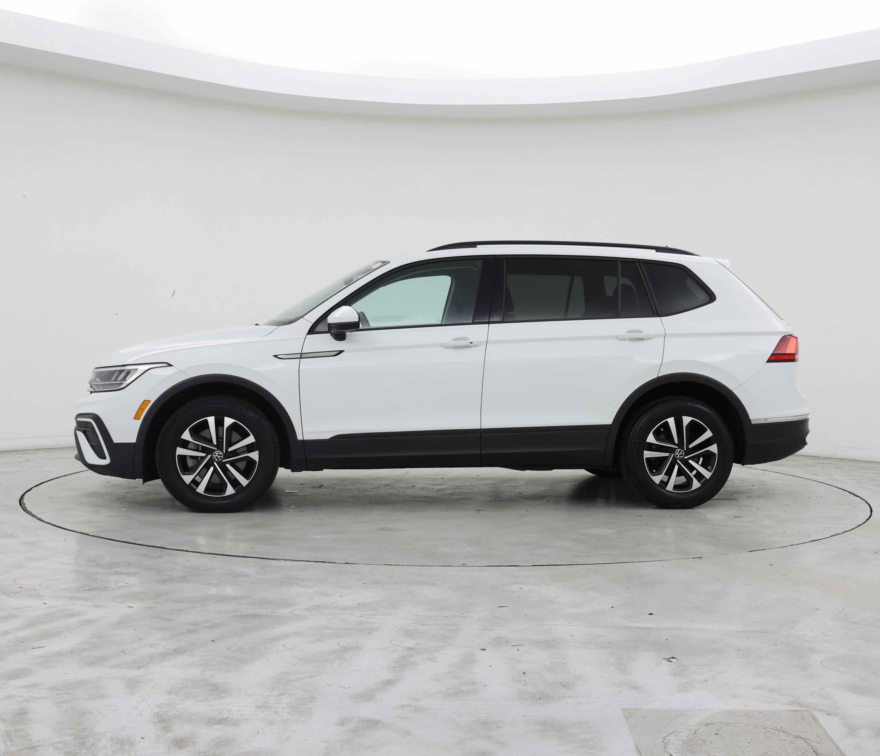 Thumbnail: 2023 Volkswagen Tiguan - 3