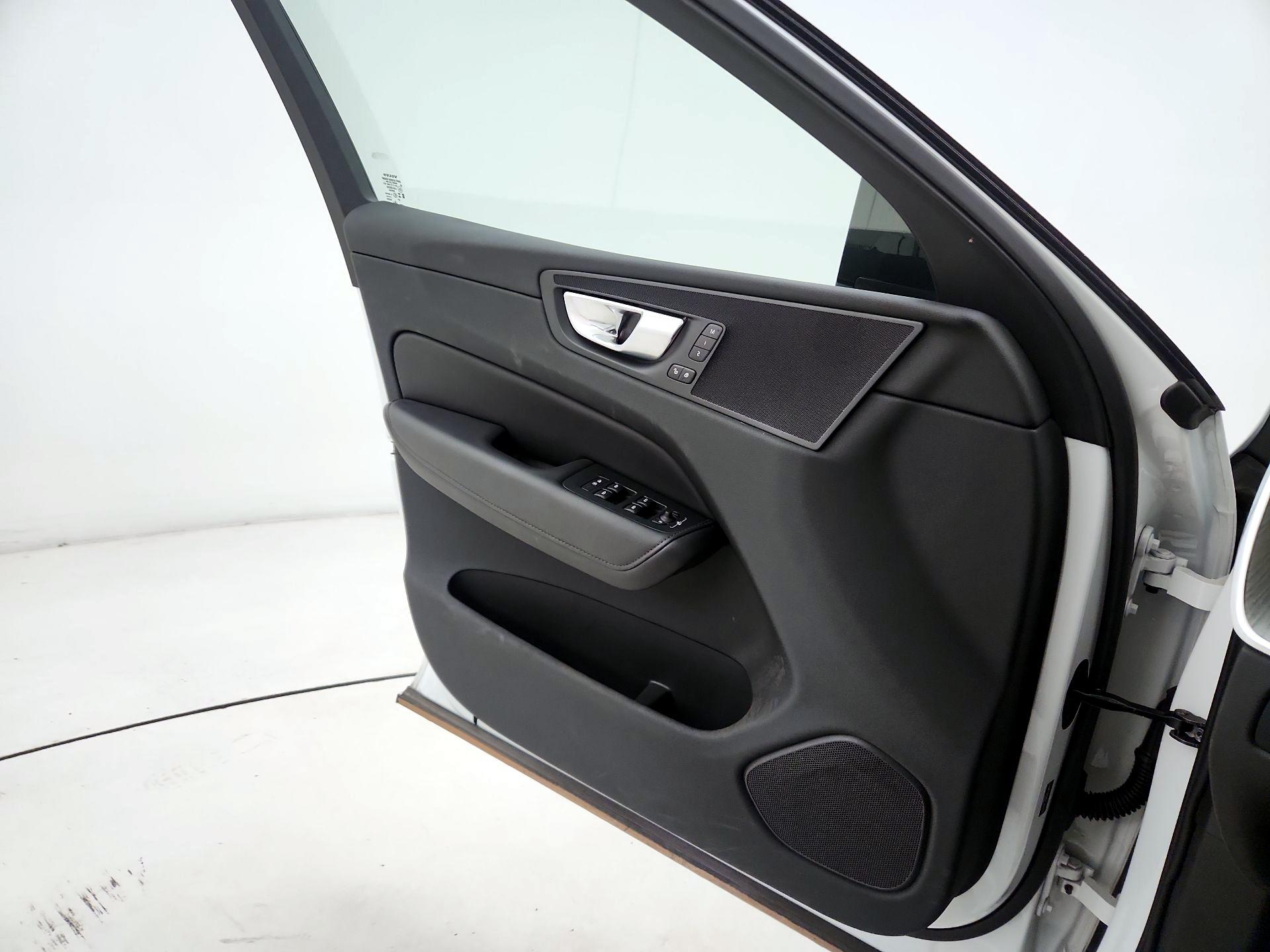 Thumbnail: 2025 Volvo XC60 - 12