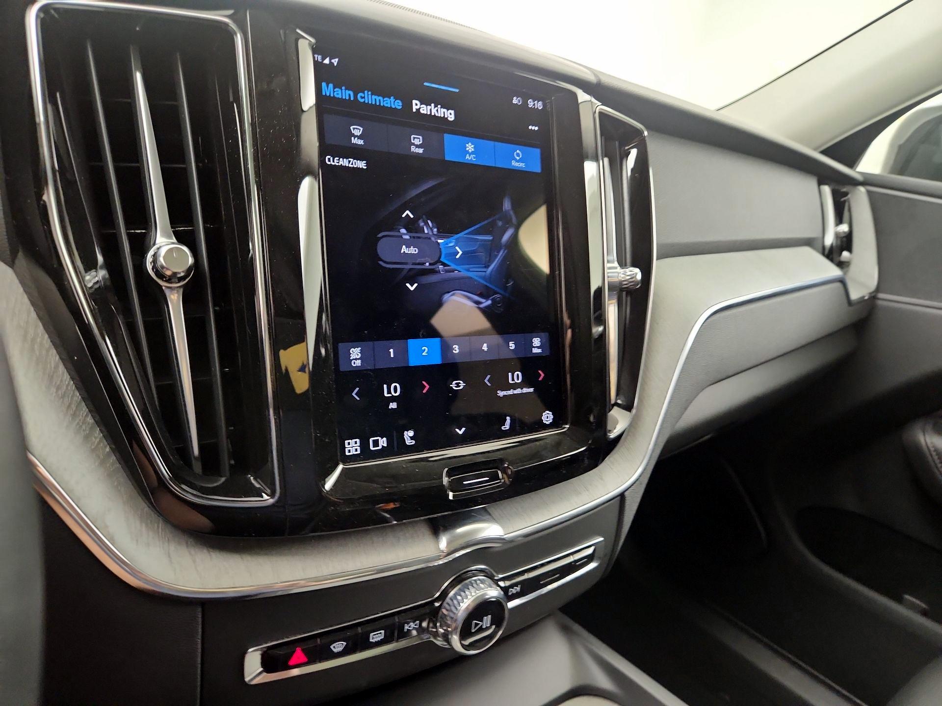 Thumbnail: 2025 Volvo XC60 - 17
