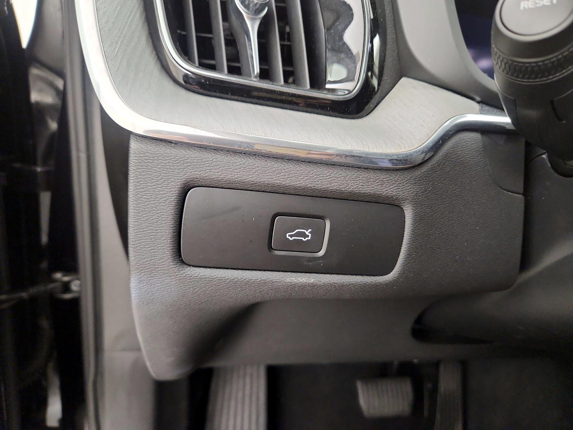 Thumbnail: 2025 Volvo XC60 - 13