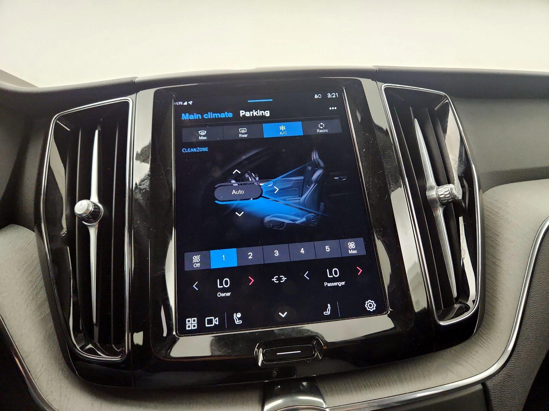 Thumbnail: 2025 Volvo XC60 - 14