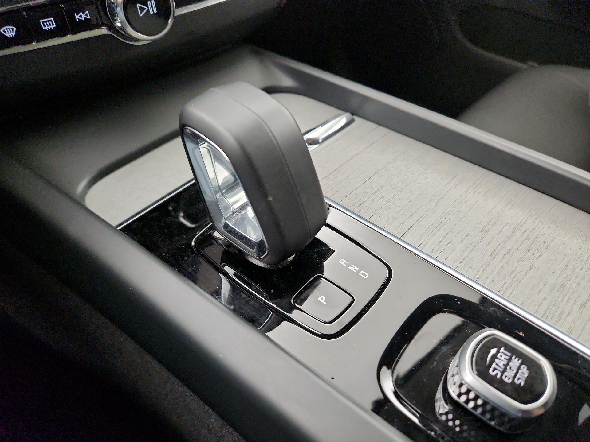 Thumbnail: 2025 Volvo XC60 - 15