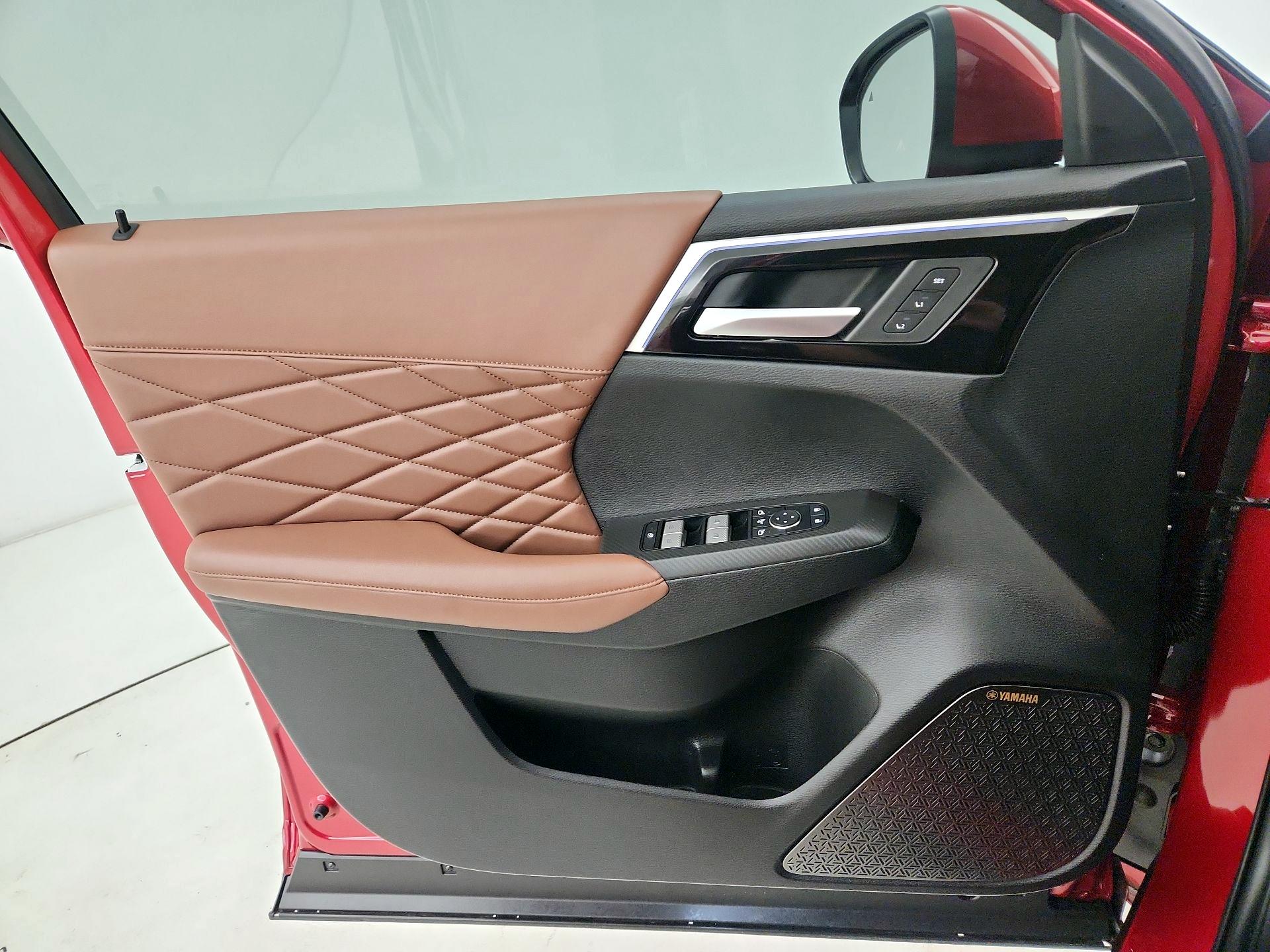 Thumbnail: 2025 Mitsubishi Outlander - 12