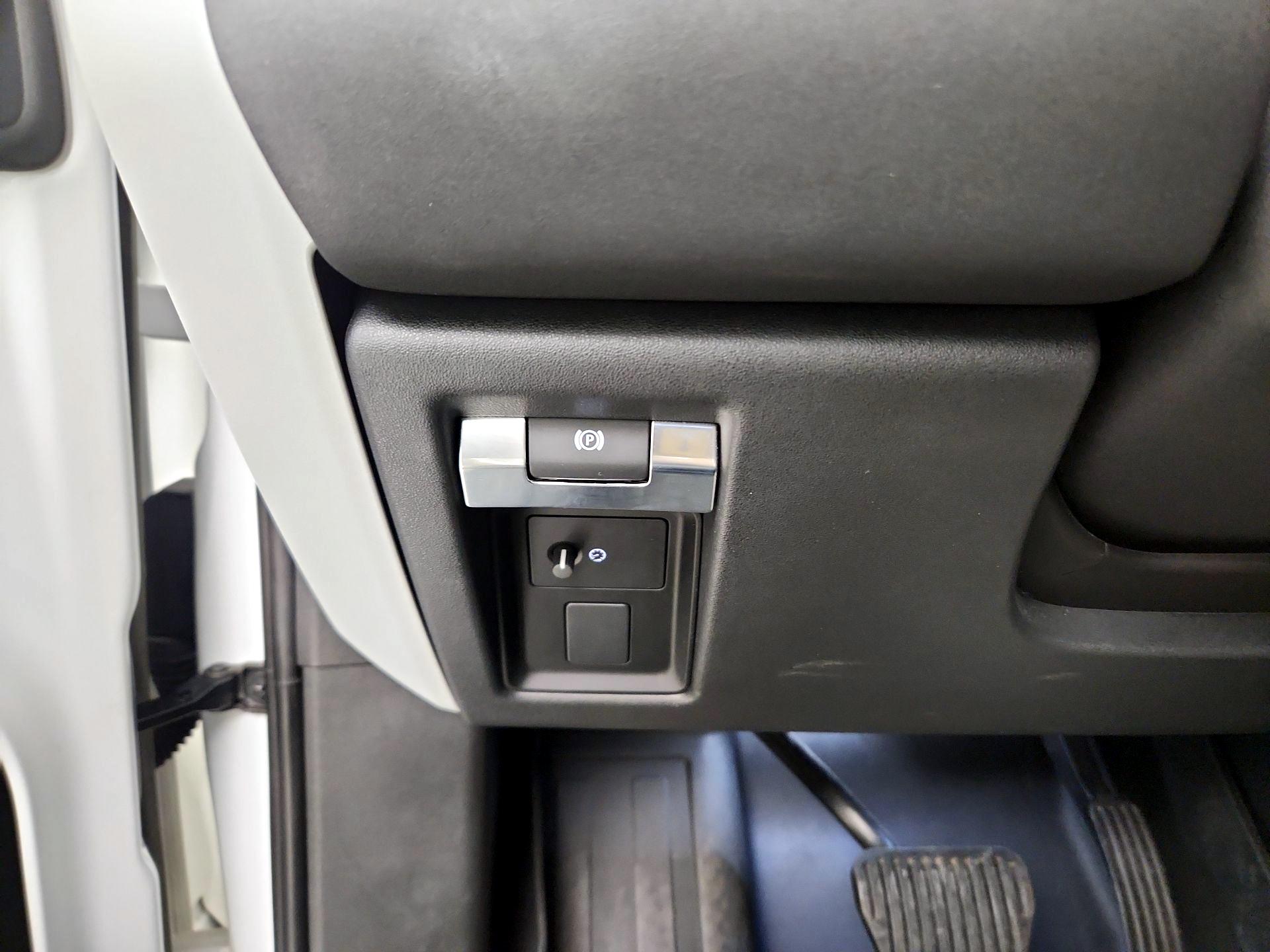 Thumbnail: 2023 Land Rover Defender - 11