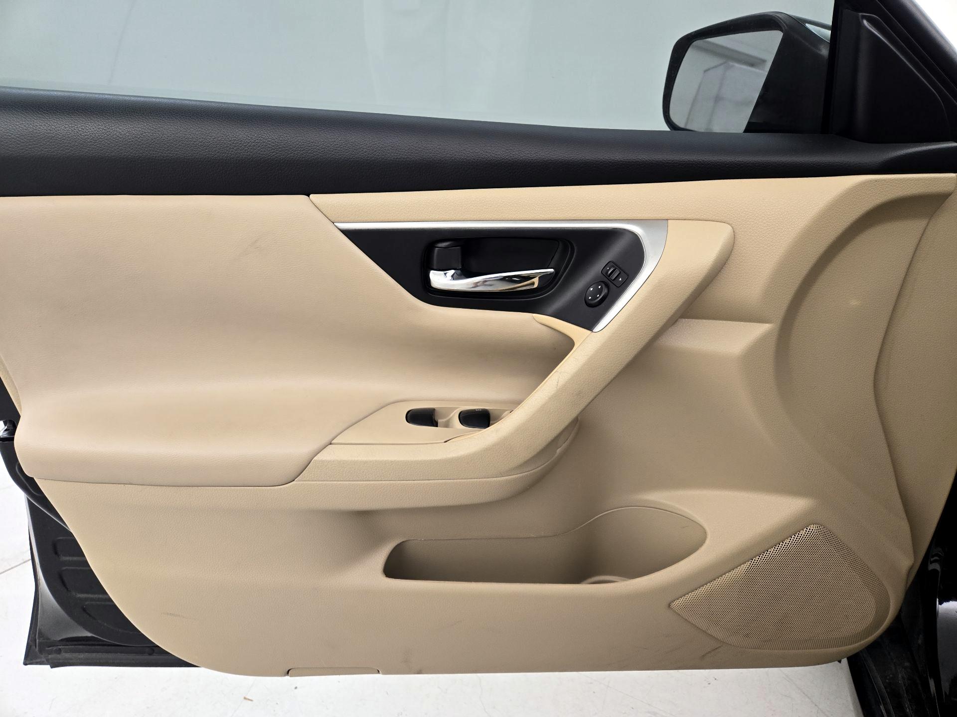 Thumbnail: 2017 Nissan Altima - 12