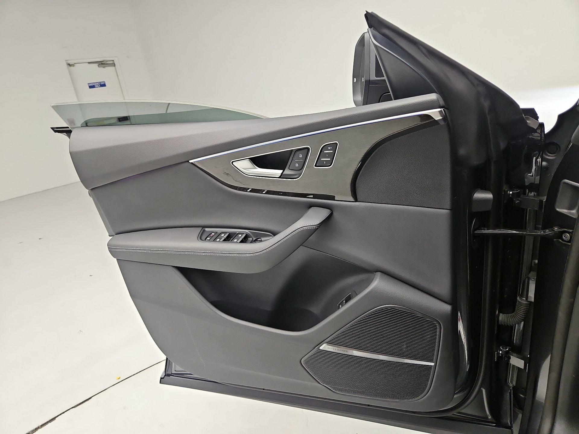 Thumbnail: 2024 Audi Q8 - 12