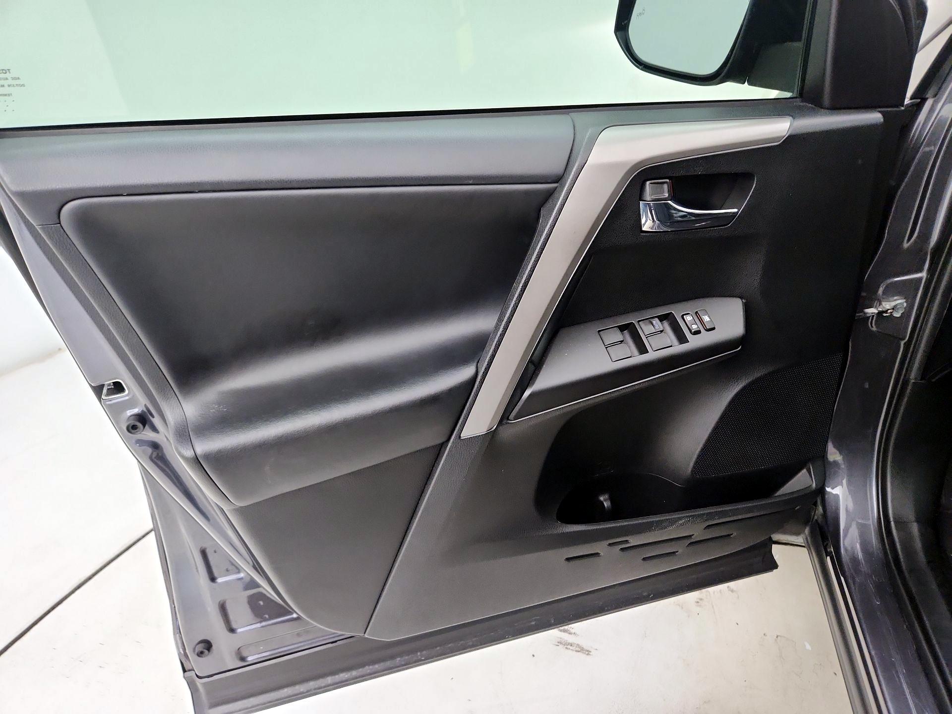 Thumbnail: 2018 Toyota RAV4 - 12