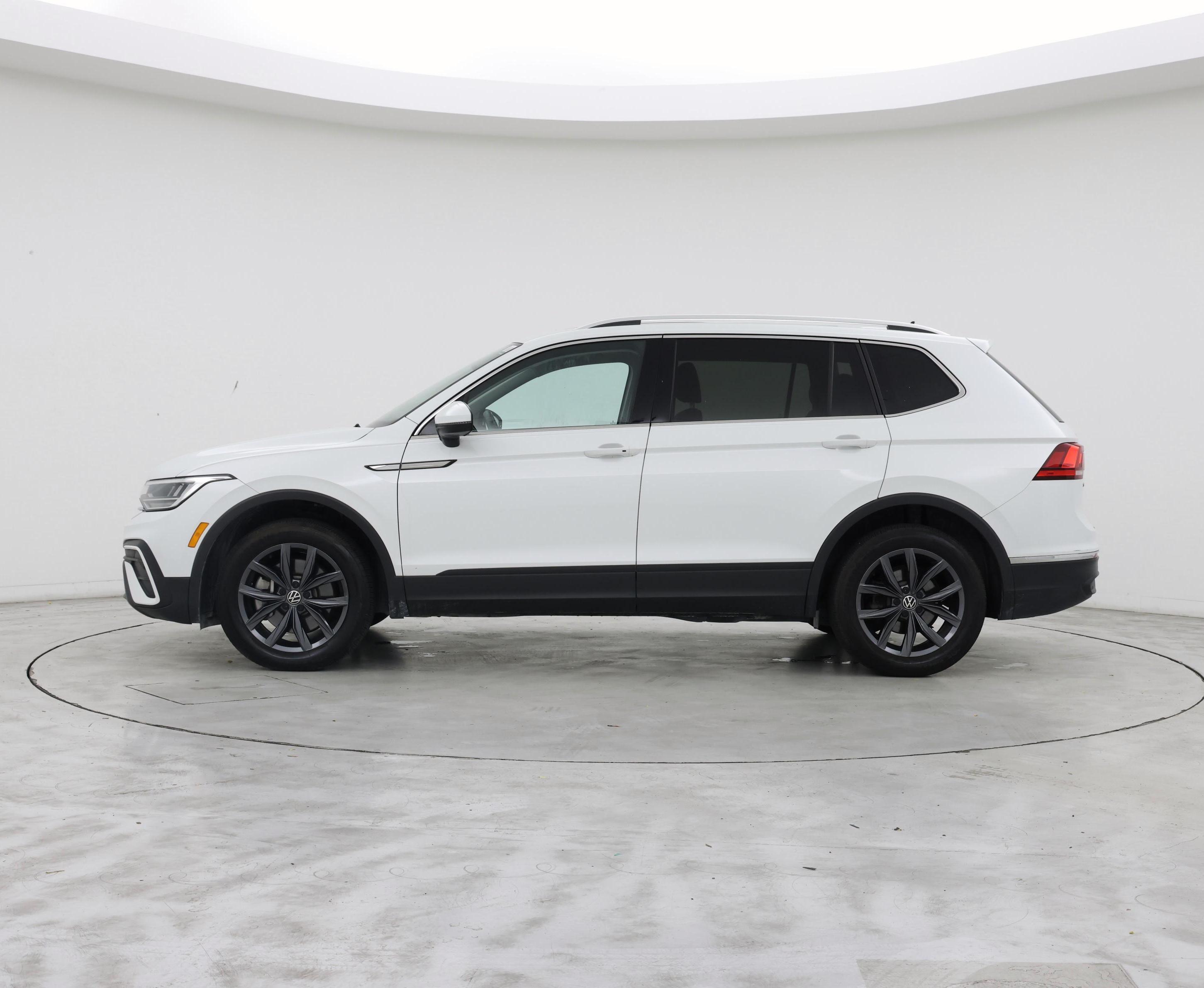 Thumbnail: 2023 Volkswagen Tiguan - 3