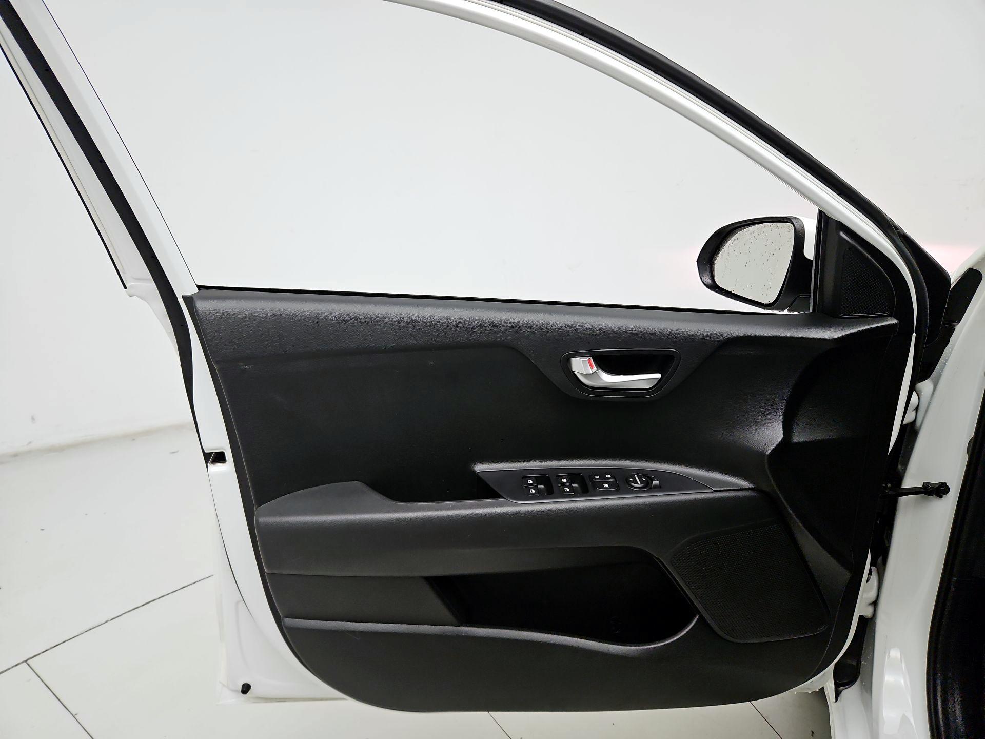 Thumbnail: 2022 Kia Rio - 12