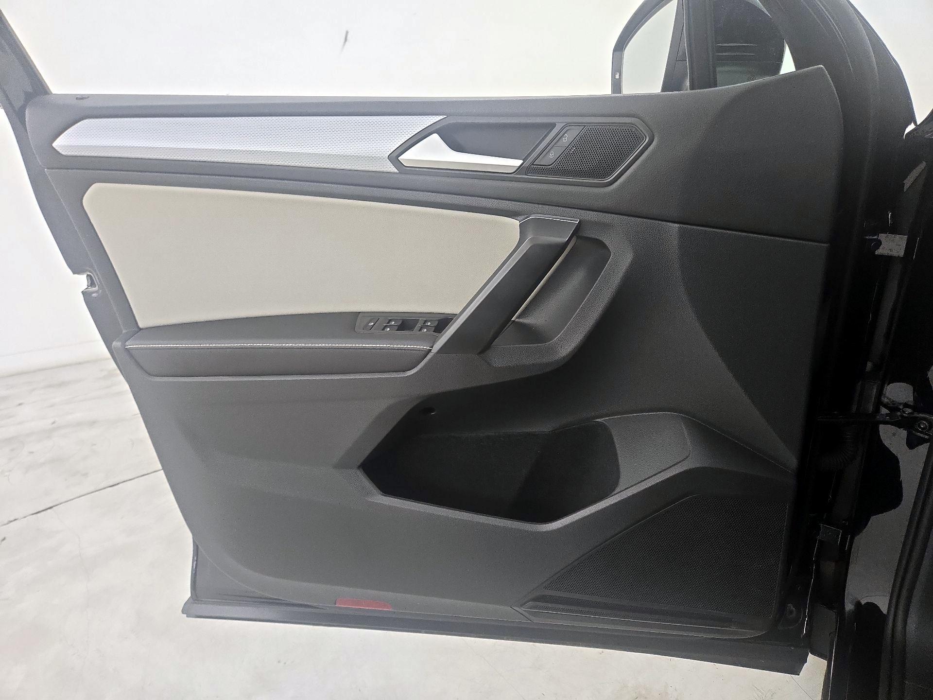 Thumbnail: 2023 Volkswagen Tiguan - 12