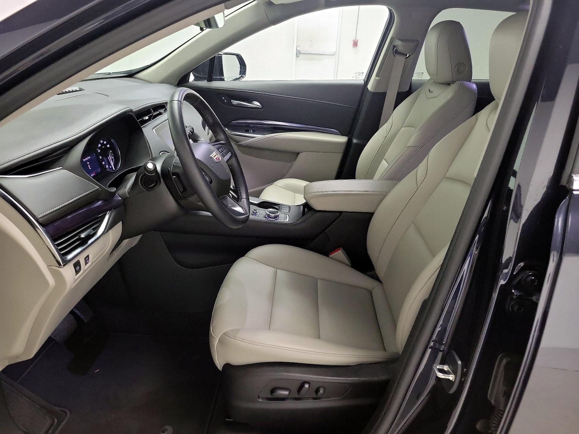 Thumbnail: 2023 Cadillac XT4 - 11