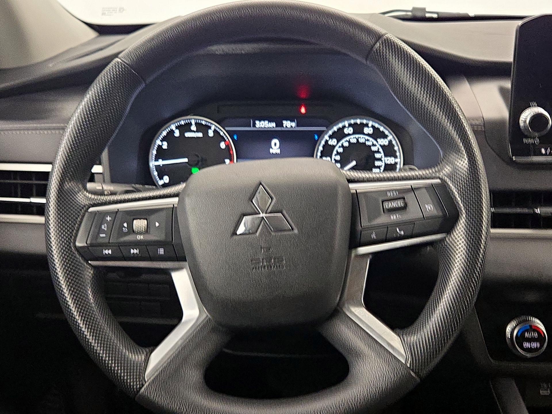 Thumbnail: 2023 Mitsubishi Outlander - 10