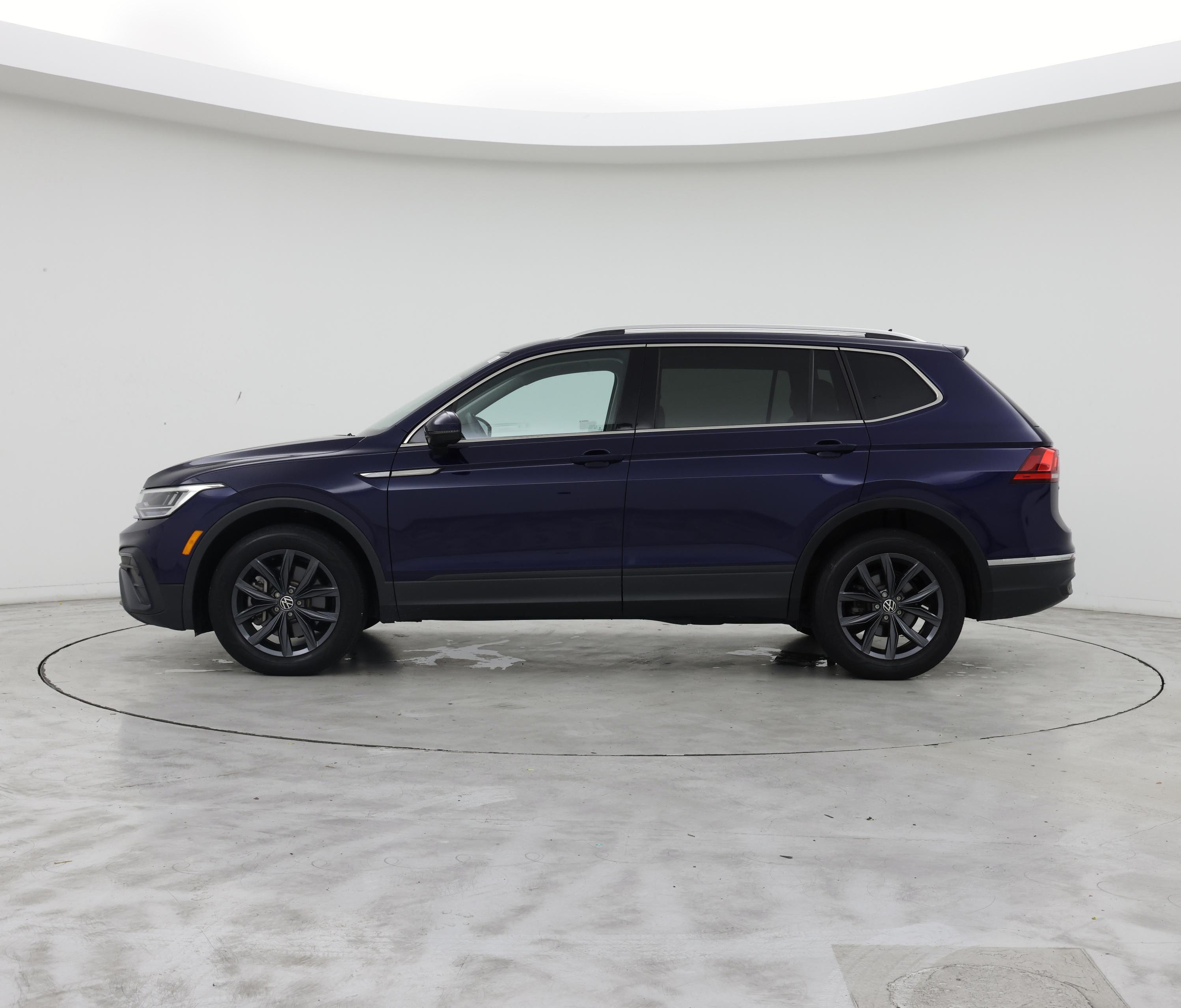 Thumbnail: 2023 Volkswagen Tiguan - 3