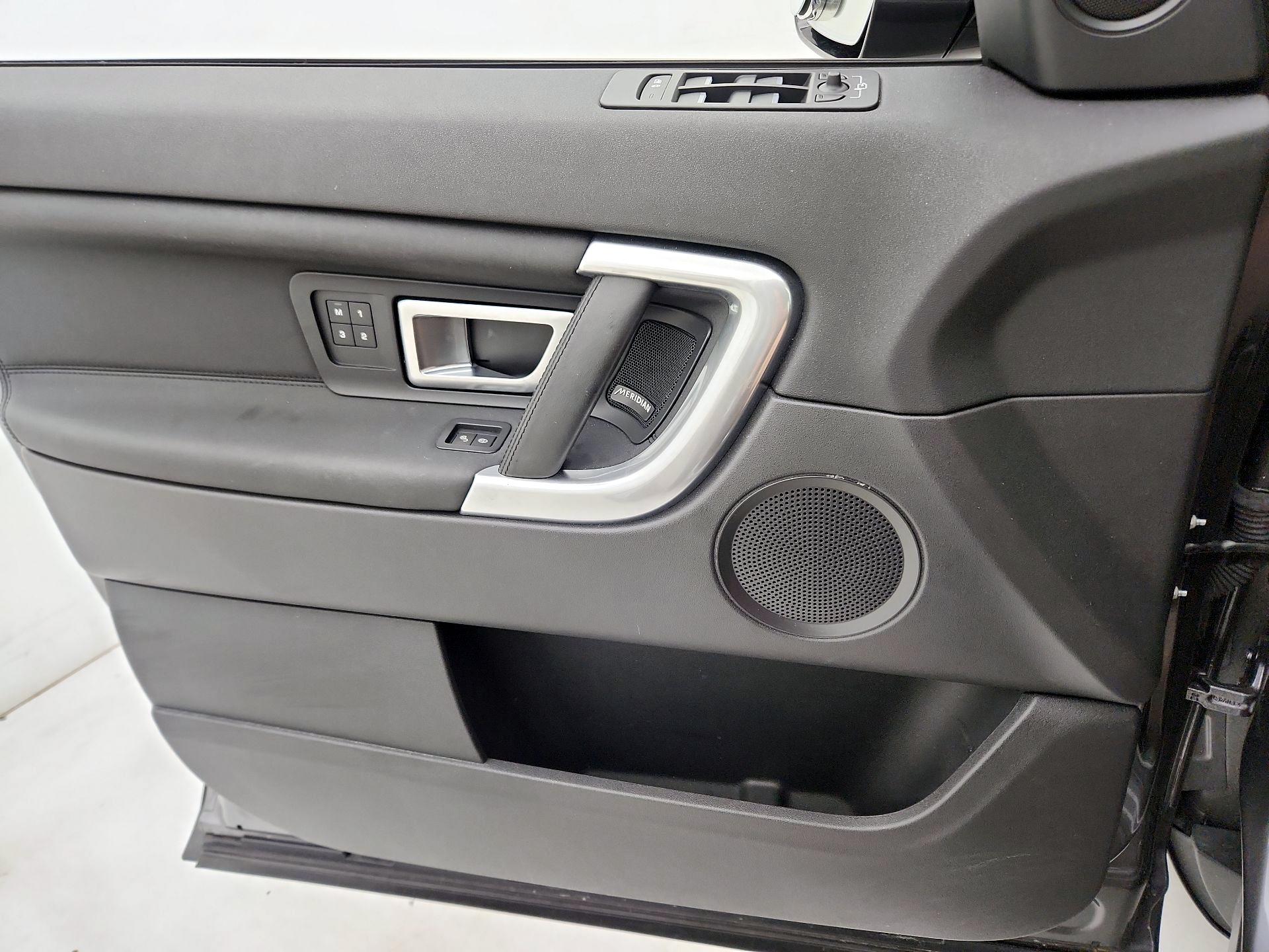 Thumbnail: 2019 Land Rover Discovery Sport - 12