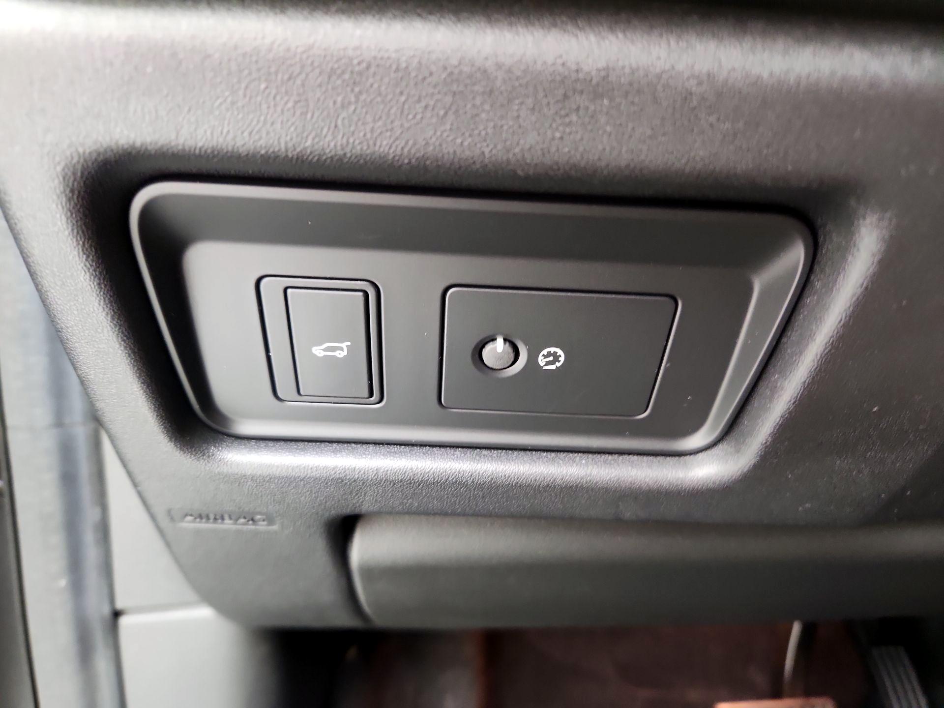 Thumbnail: 2019 Land Rover Discovery Sport - 13