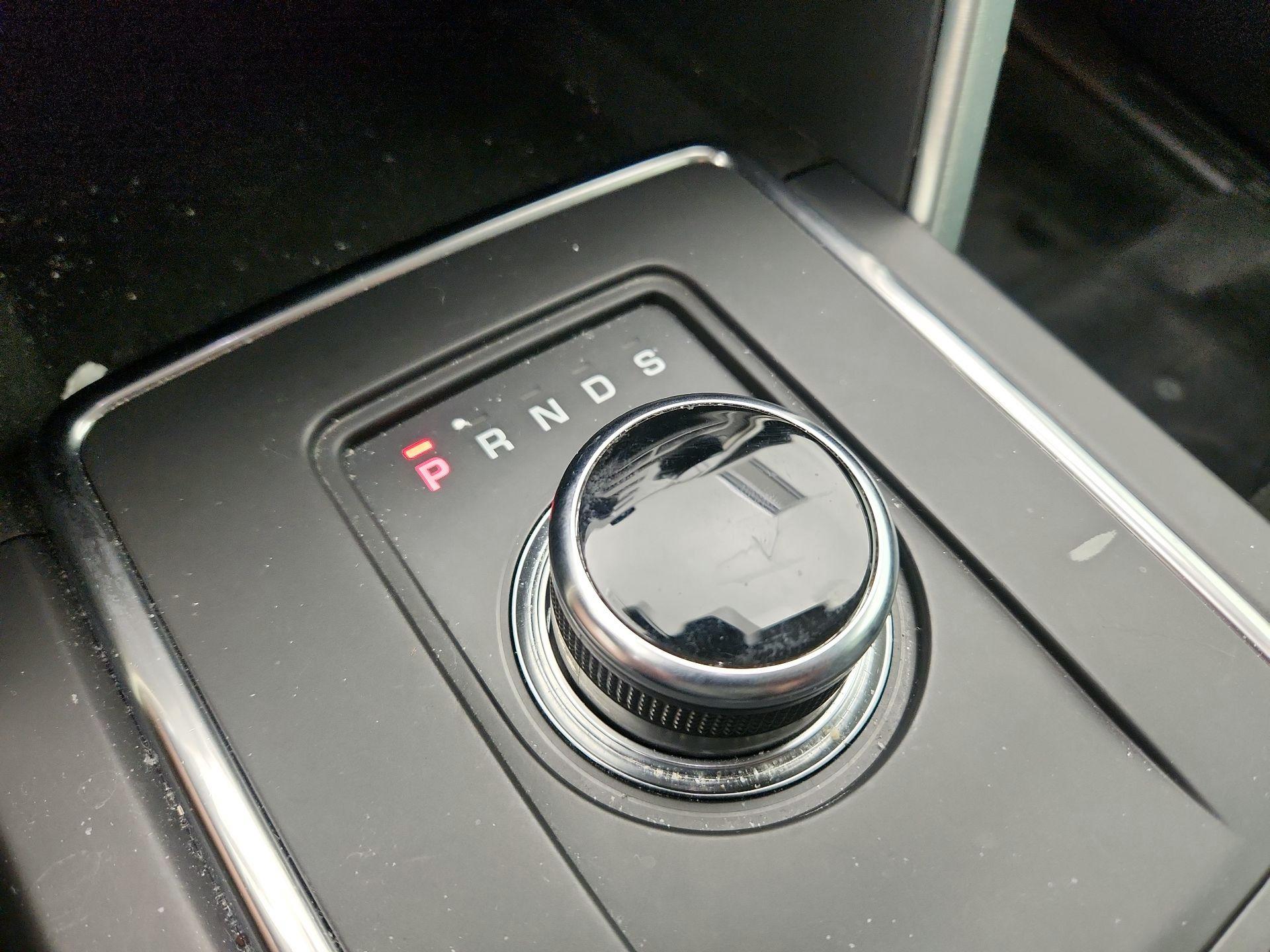 Thumbnail: 2019 Land Rover Discovery Sport - 17