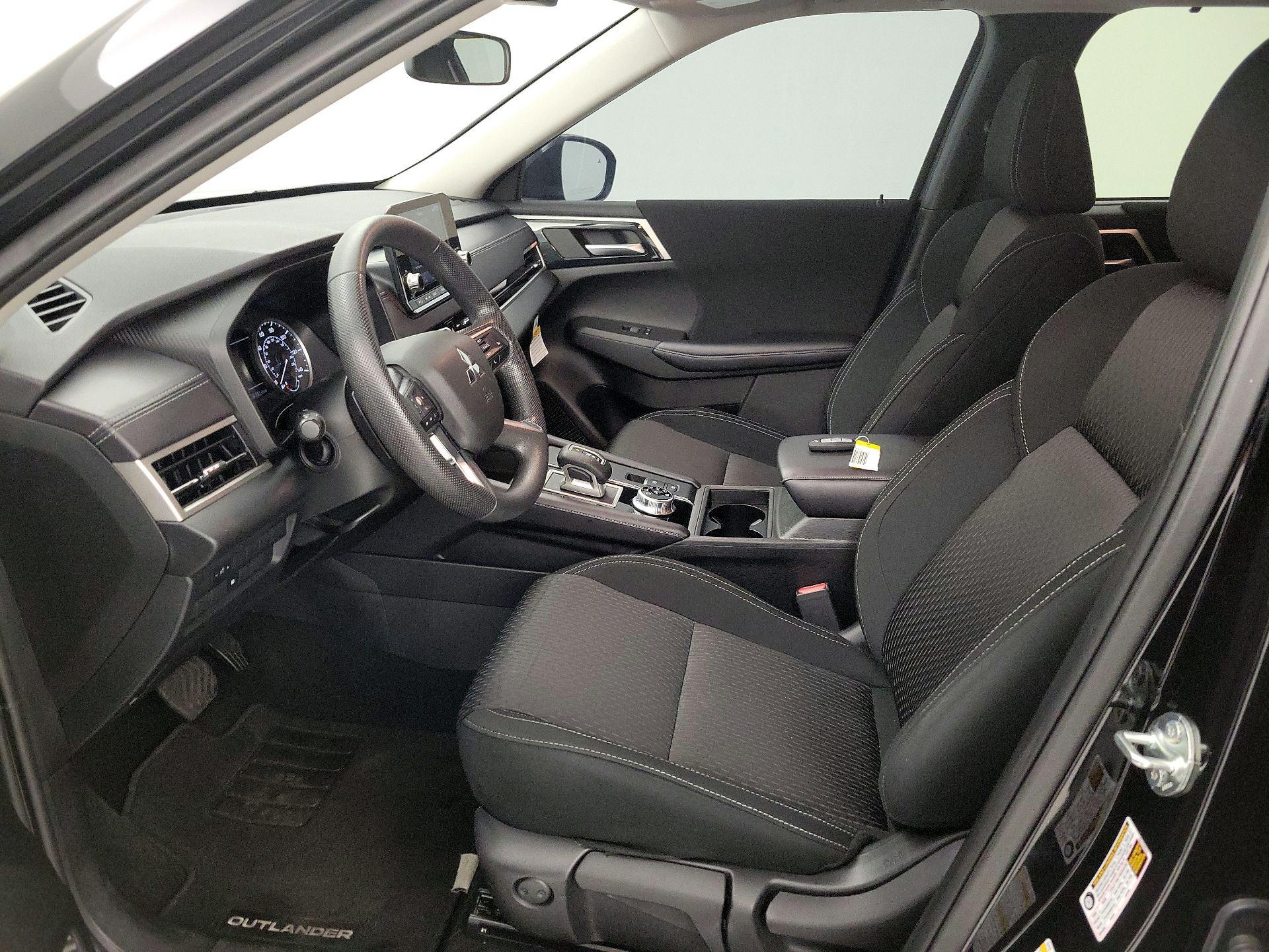 Thumbnail: 2024 Mitsubishi Outlander - 11