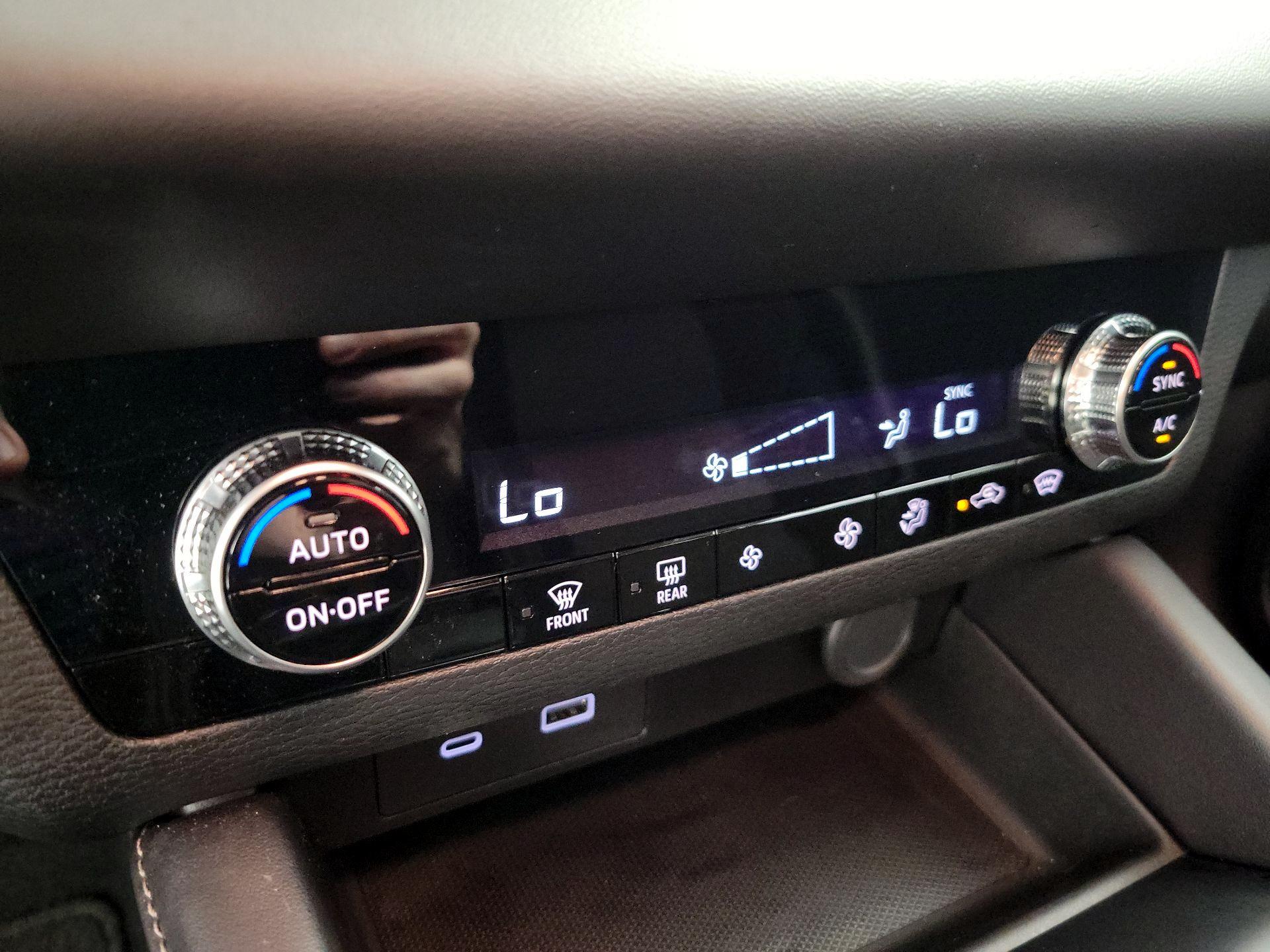 Thumbnail: 2024 Mitsubishi Outlander - 16