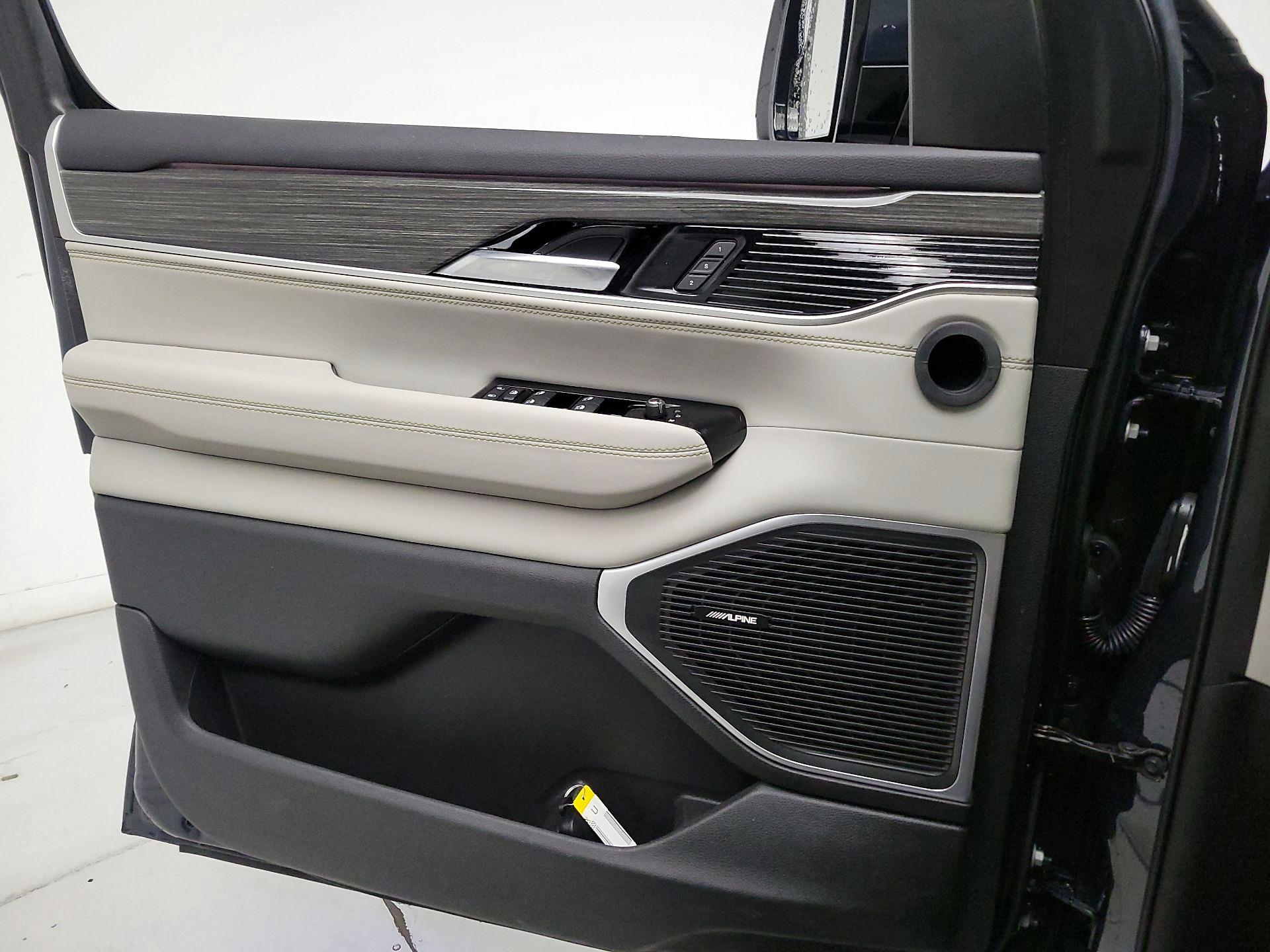 Thumbnail: 2022 Jeep Wagoneer - 12
