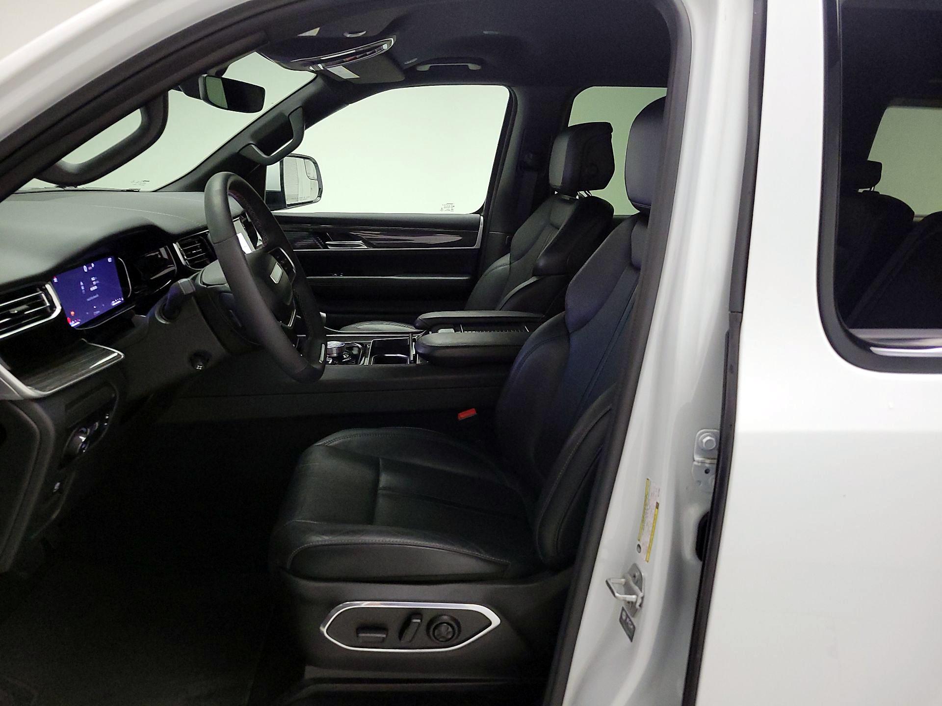 Thumbnail: 2022 Jeep Wagoneer - 11