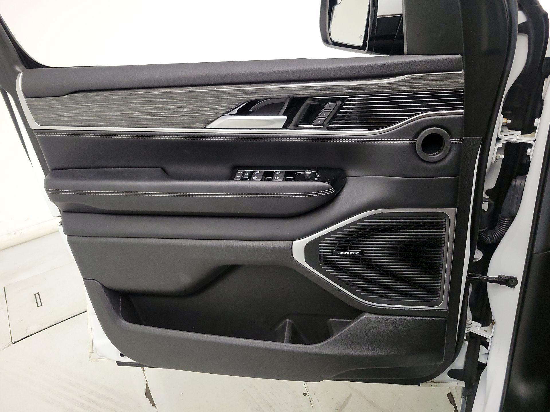 Thumbnail: 2022 Jeep Wagoneer - 12