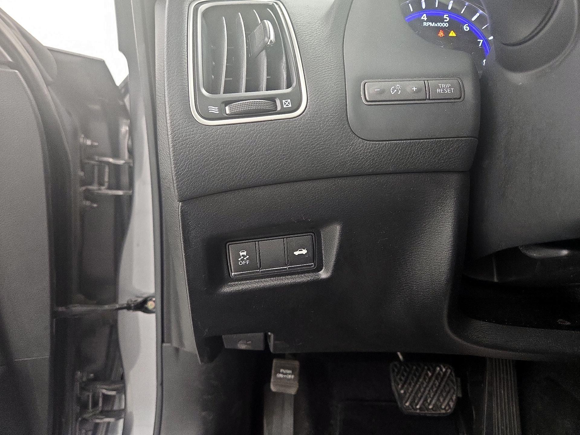 Thumbnail: 2014 INFINITI Q50 - 13