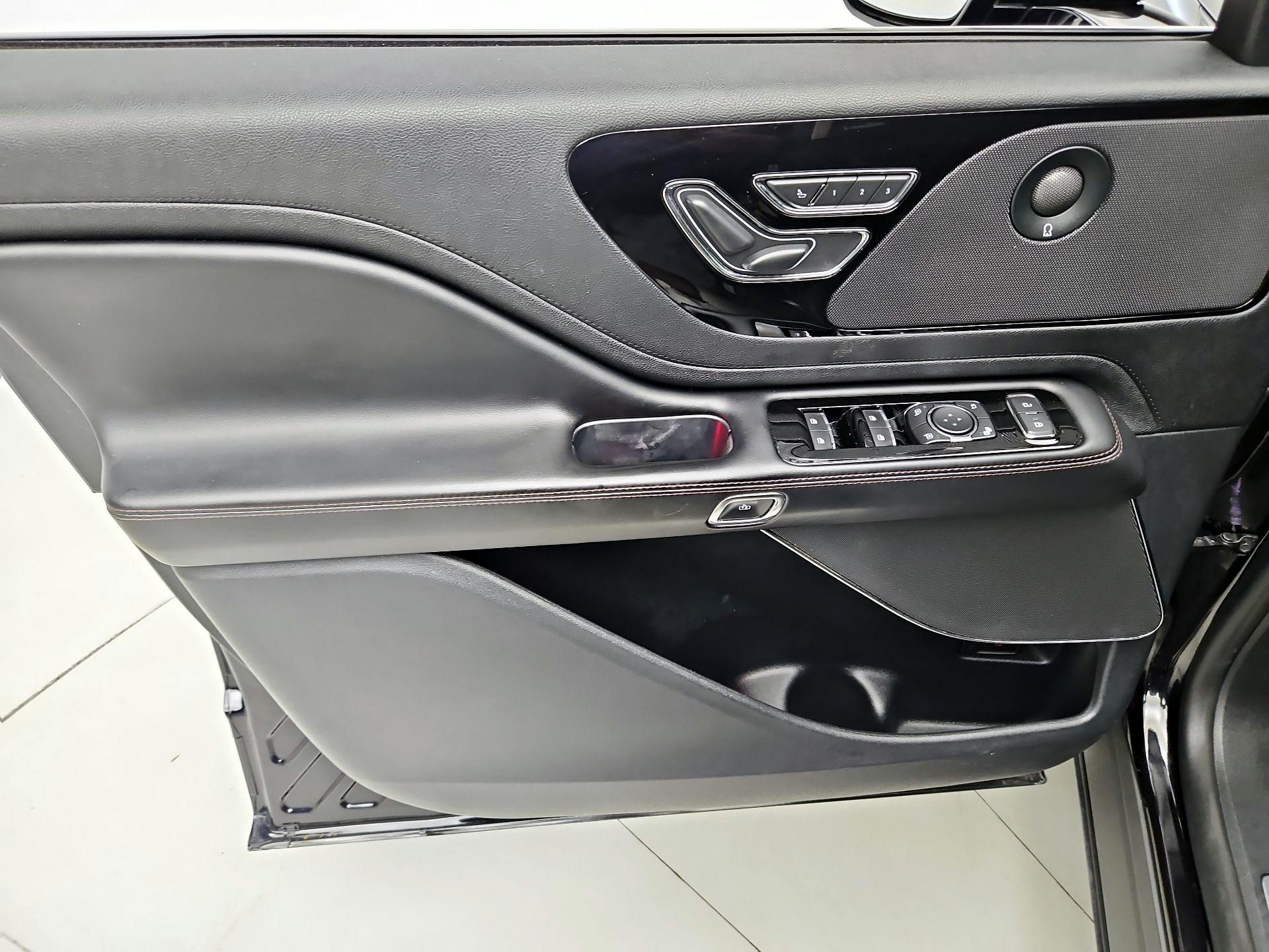 Thumbnail: 2020 Lincoln Aviator - 12