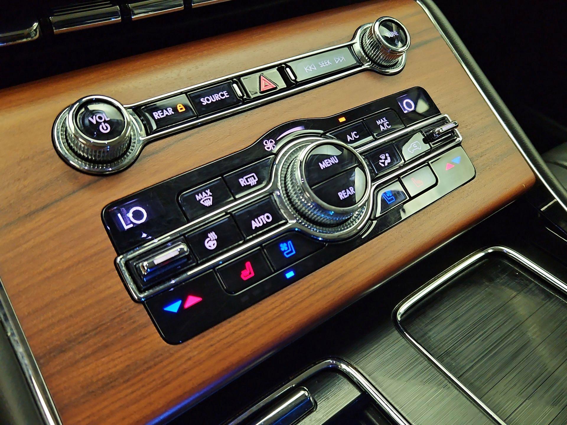 Thumbnail: 2020 Lincoln Aviator - 17