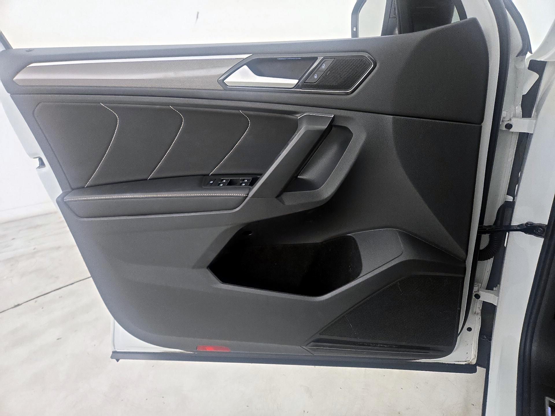 Thumbnail: 2023 Volkswagen Tiguan - 12